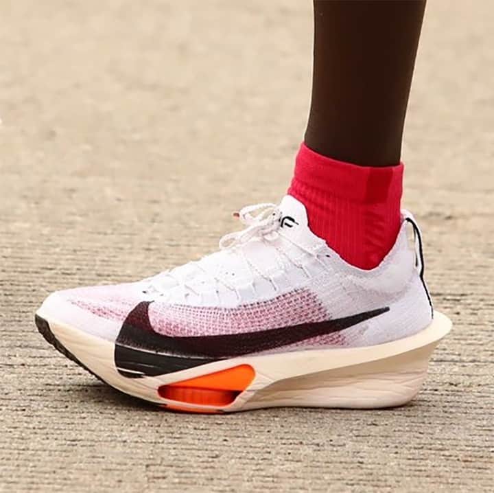 Sneaker Newsさんのインスタグラム写真 - (Sneaker NewsInstagram)「The Nike ZoomX AlphaFly 3, at the center of the Chicago Marathon winners, will release in early 2024 in the "Prototype" colorway. Tag a runner who needs these now!⁠ LINK IN BIO for full details.⁠ 📷️: @derek_call」10月10日 9時30分 - sneakernews