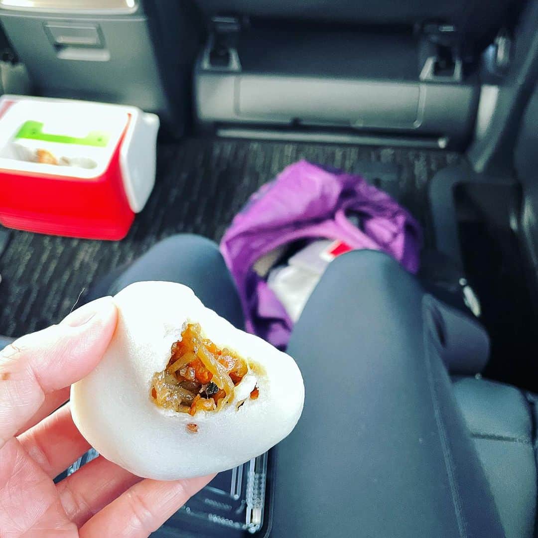 市橋有里さんのインスタグラム写真 - (市橋有里Instagram)「【新潟シティマラソン2023】  おはようございます。 3連休の先週末は 新潟シティマラソン2023に ゲストランナーとしておじゃましました。  一万人以上のランナーの皆さんが ビッグスワンスタジアムを背にスタートする光景を見て やっと日常が戻って来たな〜と感動しました🥹 スタートを見送った後は 頑張るランナーをできる限り応援したくて至る所で ハイタッチをさせていただきました。 ランナーの皆さんは 米どころ新潟の美味しいおにぎりや笹だんごなど エイドも満喫されていましたね〜🍙 ゴール後はサトウ食品さんの焼き立て餅をいただけます。 専門学校生が丁寧に焼いてくれるのですが これがまた甘じょっぱくてほんとに美味しいんだな〜♪ 頑張った後には胃に沁みますね。 私は途中、田中屋さんのきんぴら団子やおにぎりをほおばりながら、無事最終ランナーを迎え最後は一緒にフィニッシュ👏 途中、何度もキツイきついと言いながらも 最高のお天気のもと気持ちよく完走できたかと思います。 ランナーの皆さん 本当に本当にお疲れ様でした。 私も皆さんの頑張る姿に感動しました🥹 また、関係者の皆様 これまでいろいろと大変だったと思いますが 本当にお疲れ様でした。 ・ 最後は餅ランのアフターパーティにもおじゃまさせて頂き 皆様の温かさにふれ、ますます新潟が大好きになりました。 中学の時、全日本選手権で初めて新潟に来てから30年。 懐かしさと嬉しさと感謝の気持ちでいっぱいです。  新潟の地に感謝して🙏 ・ さ、来年は40回記念大会✨ 素敵な新潟シティマラソンで 秋を満喫して下さいね！ ・ ・ #新潟シティマラソン2023 #新潟 #サトウ食品  #サトウの切り餅 #サトウの切り餅いっぽん  #サトウのご飯  #田中屋 #田中屋本店笹だんご  #デンカビッグスワンスタジアム #餅は走るチカラランニングクラブ  #ありがとうございました #大好きな先輩と #大島めぐみ #市河麻由美 #市橋有里 #世界陸上セビリア」10月10日 9時22分 - ariichihashi