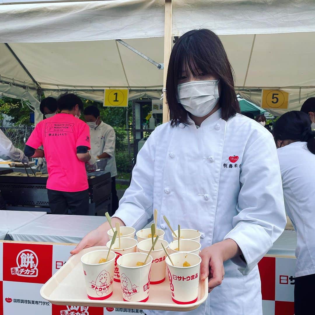 市橋有里さんのインスタグラム写真 - (市橋有里Instagram)「【新潟シティマラソン2023】  おはようございます。 3連休の先週末は 新潟シティマラソン2023に ゲストランナーとしておじゃましました。  一万人以上のランナーの皆さんが ビッグスワンスタジアムを背にスタートする光景を見て やっと日常が戻って来たな〜と感動しました🥹 スタートを見送った後は 頑張るランナーをできる限り応援したくて至る所で ハイタッチをさせていただきました。 ランナーの皆さんは 米どころ新潟の美味しいおにぎりや笹だんごなど エイドも満喫されていましたね〜🍙 ゴール後はサトウ食品さんの焼き立て餅をいただけます。 専門学校生が丁寧に焼いてくれるのですが これがまた甘じょっぱくてほんとに美味しいんだな〜♪ 頑張った後には胃に沁みますね。 私は途中、田中屋さんのきんぴら団子やおにぎりをほおばりながら、無事最終ランナーを迎え最後は一緒にフィニッシュ👏 途中、何度もキツイきついと言いながらも 最高のお天気のもと気持ちよく完走できたかと思います。 ランナーの皆さん 本当に本当にお疲れ様でした。 私も皆さんの頑張る姿に感動しました🥹 また、関係者の皆様 これまでいろいろと大変だったと思いますが 本当にお疲れ様でした。 ・ 最後は餅ランのアフターパーティにもおじゃまさせて頂き 皆様の温かさにふれ、ますます新潟が大好きになりました。 中学の時、全日本選手権で初めて新潟に来てから30年。 懐かしさと嬉しさと感謝の気持ちでいっぱいです。  新潟の地に感謝して🙏 ・ さ、来年は40回記念大会✨ 素敵な新潟シティマラソンで 秋を満喫して下さいね！ ・ ・ #新潟シティマラソン2023 #新潟 #サトウ食品  #サトウの切り餅 #サトウの切り餅いっぽん  #サトウのご飯  #田中屋 #田中屋本店笹だんご  #デンカビッグスワンスタジアム #餅は走るチカラランニングクラブ  #ありがとうございました #大好きな先輩と #大島めぐみ #市河麻由美 #市橋有里 #世界陸上セビリア」10月10日 9時22分 - ariichihashi