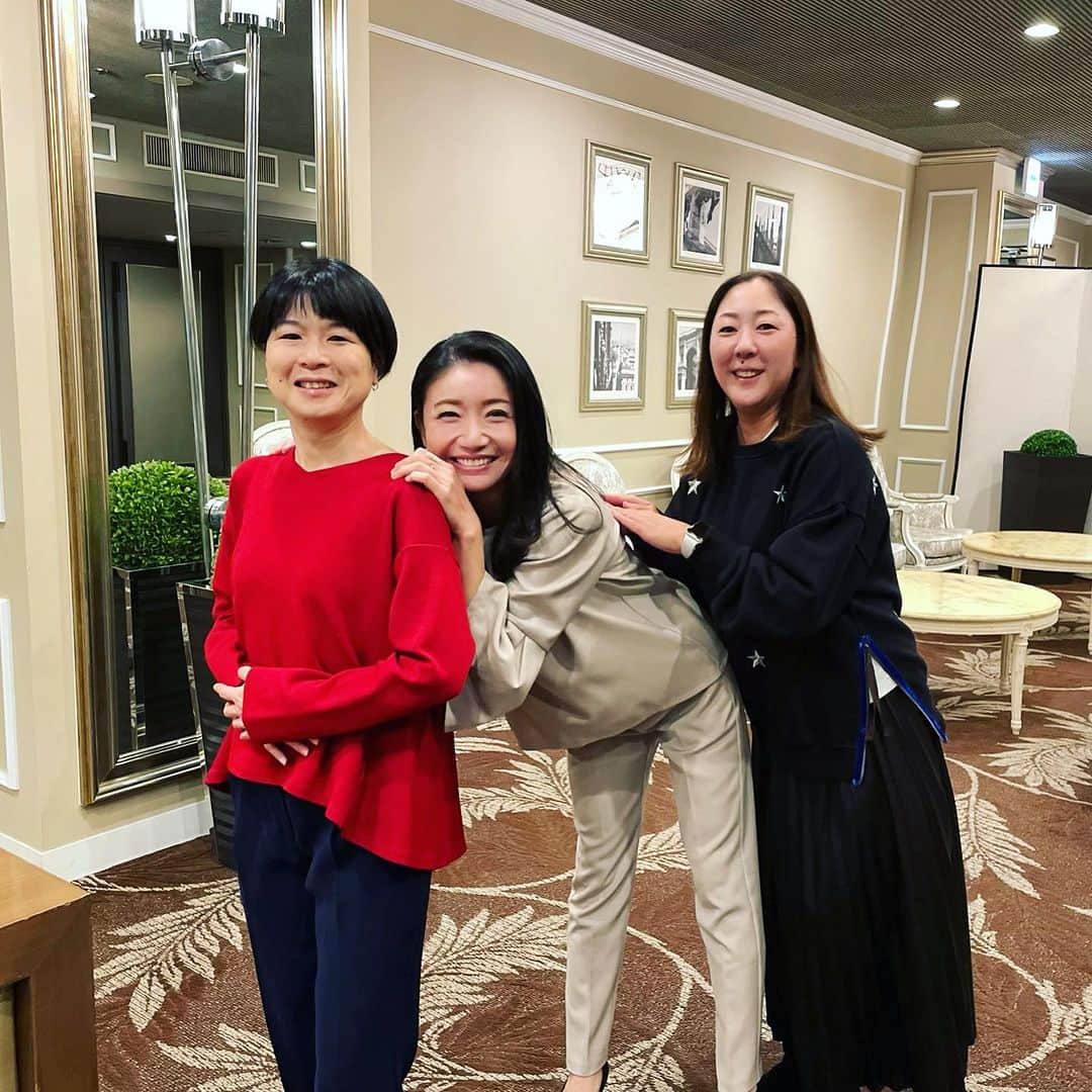 市橋有里さんのインスタグラム写真 - (市橋有里Instagram)「【新潟シティマラソン2023】  おはようございます。 3連休の先週末は 新潟シティマラソン2023に ゲストランナーとしておじゃましました。  一万人以上のランナーの皆さんが ビッグスワンスタジアムを背にスタートする光景を見て やっと日常が戻って来たな〜と感動しました🥹 スタートを見送った後は 頑張るランナーをできる限り応援したくて至る所で ハイタッチをさせていただきました。 ランナーの皆さんは 米どころ新潟の美味しいおにぎりや笹だんごなど エイドも満喫されていましたね〜🍙 ゴール後はサトウ食品さんの焼き立て餅をいただけます。 専門学校生が丁寧に焼いてくれるのですが これがまた甘じょっぱくてほんとに美味しいんだな〜♪ 頑張った後には胃に沁みますね。 私は途中、田中屋さんのきんぴら団子やおにぎりをほおばりながら、無事最終ランナーを迎え最後は一緒にフィニッシュ👏 途中、何度もキツイきついと言いながらも 最高のお天気のもと気持ちよく完走できたかと思います。 ランナーの皆さん 本当に本当にお疲れ様でした。 私も皆さんの頑張る姿に感動しました🥹 また、関係者の皆様 これまでいろいろと大変だったと思いますが 本当にお疲れ様でした。 ・ 最後は餅ランのアフターパーティにもおじゃまさせて頂き 皆様の温かさにふれ、ますます新潟が大好きになりました。 中学の時、全日本選手権で初めて新潟に来てから30年。 懐かしさと嬉しさと感謝の気持ちでいっぱいです。  新潟の地に感謝して🙏 ・ さ、来年は40回記念大会✨ 素敵な新潟シティマラソンで 秋を満喫して下さいね！ ・ ・ #新潟シティマラソン2023 #新潟 #サトウ食品  #サトウの切り餅 #サトウの切り餅いっぽん  #サトウのご飯  #田中屋 #田中屋本店笹だんご  #デンカビッグスワンスタジアム #餅は走るチカラランニングクラブ  #ありがとうございました #大好きな先輩と #大島めぐみ #市河麻由美 #市橋有里 #世界陸上セビリア」10月10日 9時22分 - ariichihashi