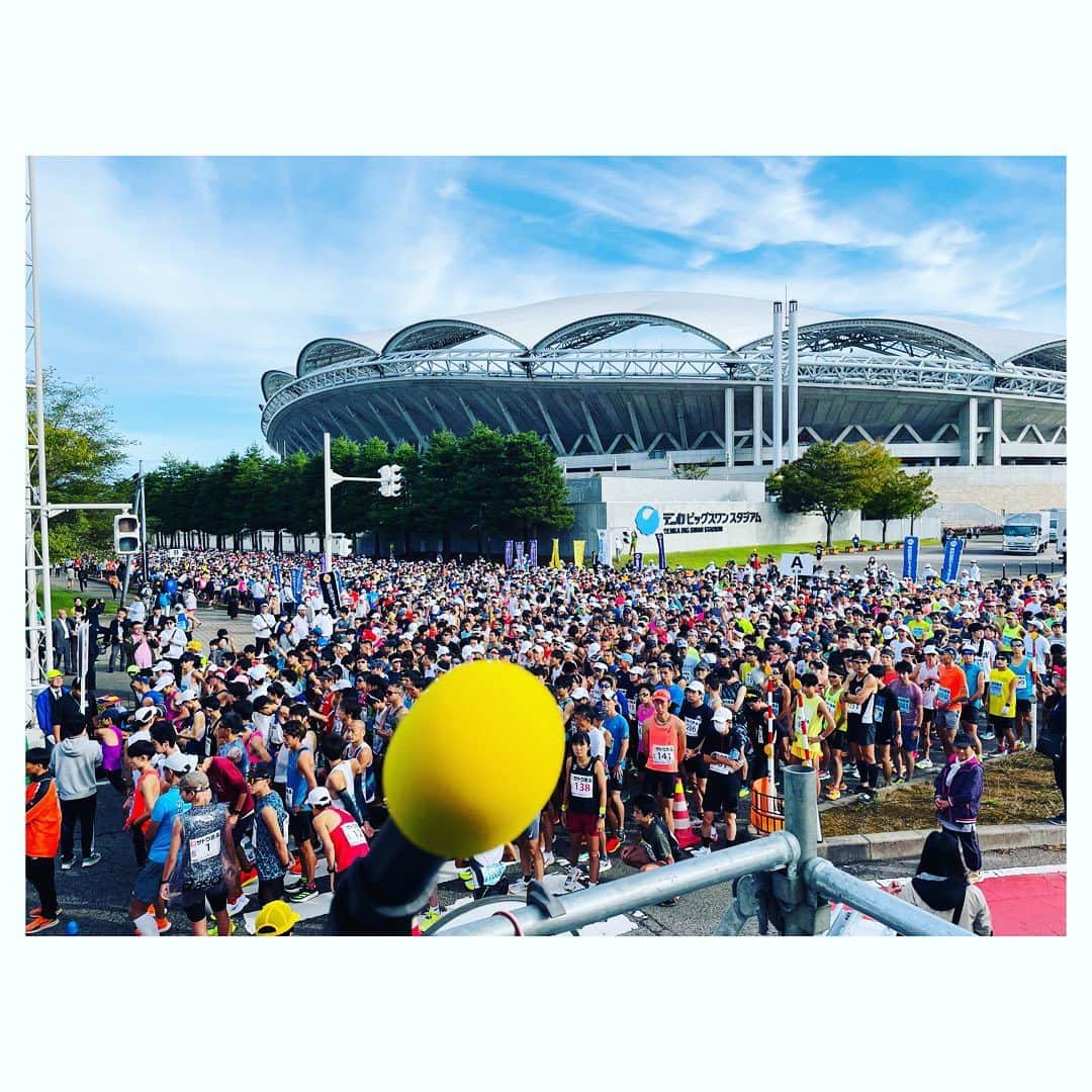 市橋有里さんのインスタグラム写真 - (市橋有里Instagram)「【新潟シティマラソン2023】  おはようございます。 3連休の先週末は 新潟シティマラソン2023に ゲストランナーとしておじゃましました。  一万人以上のランナーの皆さんが ビッグスワンスタジアムを背にスタートする光景を見て やっと日常が戻って来たな〜と感動しました🥹 スタートを見送った後は 頑張るランナーをできる限り応援したくて至る所で ハイタッチをさせていただきました。 ランナーの皆さんは 米どころ新潟の美味しいおにぎりや笹だんごなど エイドも満喫されていましたね〜🍙 ゴール後はサトウ食品さんの焼き立て餅をいただけます。 専門学校生が丁寧に焼いてくれるのですが これがまた甘じょっぱくてほんとに美味しいんだな〜♪ 頑張った後には胃に沁みますね。 私は途中、田中屋さんのきんぴら団子やおにぎりをほおばりながら、無事最終ランナーを迎え最後は一緒にフィニッシュ👏 途中、何度もキツイきついと言いながらも 最高のお天気のもと気持ちよく完走できたかと思います。 ランナーの皆さん 本当に本当にお疲れ様でした。 私も皆さんの頑張る姿に感動しました🥹 また、関係者の皆様 これまでいろいろと大変だったと思いますが 本当にお疲れ様でした。 ・ 最後は餅ランのアフターパーティにもおじゃまさせて頂き 皆様の温かさにふれ、ますます新潟が大好きになりました。 中学の時、全日本選手権で初めて新潟に来てから30年。 懐かしさと嬉しさと感謝の気持ちでいっぱいです。  新潟の地に感謝して🙏 ・ さ、来年は40回記念大会✨ 素敵な新潟シティマラソンで 秋を満喫して下さいね！ ・ ・ #新潟シティマラソン2023 #新潟 #サトウ食品  #サトウの切り餅 #サトウの切り餅いっぽん  #サトウのご飯  #田中屋 #田中屋本店笹だんご  #デンカビッグスワンスタジアム #餅は走るチカラランニングクラブ  #ありがとうございました #大好きな先輩と #大島めぐみ #市河麻由美 #市橋有里 #世界陸上セビリア」10月10日 9時22分 - ariichihashi