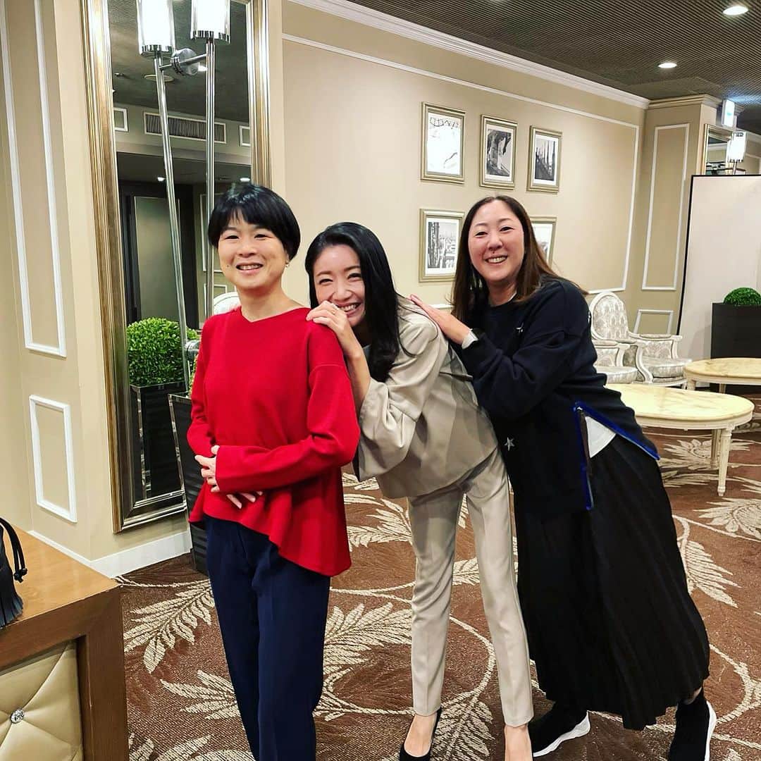 市橋有里さんのインスタグラム写真 - (市橋有里Instagram)「【新潟シティマラソン2023】  おはようございます。 3連休の先週末は 新潟シティマラソン2023に ゲストランナーとしておじゃましました。  一万人以上のランナーの皆さんが ビッグスワンスタジアムを背にスタートする光景を見て やっと日常が戻って来たな〜と感動しました🥹 スタートを見送った後は 頑張るランナーをできる限り応援したくて至る所で ハイタッチをさせていただきました。 ランナーの皆さんは 米どころ新潟の美味しいおにぎりや笹だんごなど エイドも満喫されていましたね〜🍙 ゴール後はサトウ食品さんの焼き立て餅をいただけます。 専門学校生が丁寧に焼いてくれるのですが これがまた甘じょっぱくてほんとに美味しいんだな〜♪ 頑張った後には胃に沁みますね。 私は途中、田中屋さんのきんぴら団子やおにぎりをほおばりながら、無事最終ランナーを迎え最後は一緒にフィニッシュ👏 途中、何度もキツイきついと言いながらも 最高のお天気のもと気持ちよく完走できたかと思います。 ランナーの皆さん 本当に本当にお疲れ様でした。 私も皆さんの頑張る姿に感動しました🥹 また、関係者の皆様 これまでいろいろと大変だったと思いますが 本当にお疲れ様でした。 ・ 最後は餅ランのアフターパーティにもおじゃまさせて頂き 皆様の温かさにふれ、ますます新潟が大好きになりました。 中学の時、全日本選手権で初めて新潟に来てから30年。 懐かしさと嬉しさと感謝の気持ちでいっぱいです。  新潟の地に感謝して🙏 ・ さ、来年は40回記念大会✨ 素敵な新潟シティマラソンで 秋を満喫して下さいね！ ・ ・ #新潟シティマラソン2023 #新潟 #サトウ食品  #サトウの切り餅 #サトウの切り餅いっぽん  #サトウのご飯  #田中屋 #田中屋本店笹だんご  #デンカビッグスワンスタジアム #餅は走るチカラランニングクラブ  #ありがとうございました #大好きな先輩と #大島めぐみ #市河麻由美 #市橋有里 #世界陸上セビリア」10月10日 9時22分 - ariichihashi