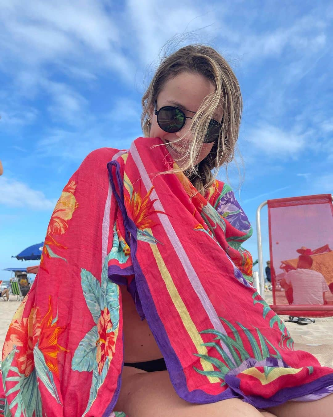 ライサ・チャダッドさんのインスタグラム写真 - (ライサ・チャダッドInstagram)「não é dia de tbt, mas que saudade de um sol, calor e praia 🥹🥹🥹」10月10日 9時25分 - raissachaddad