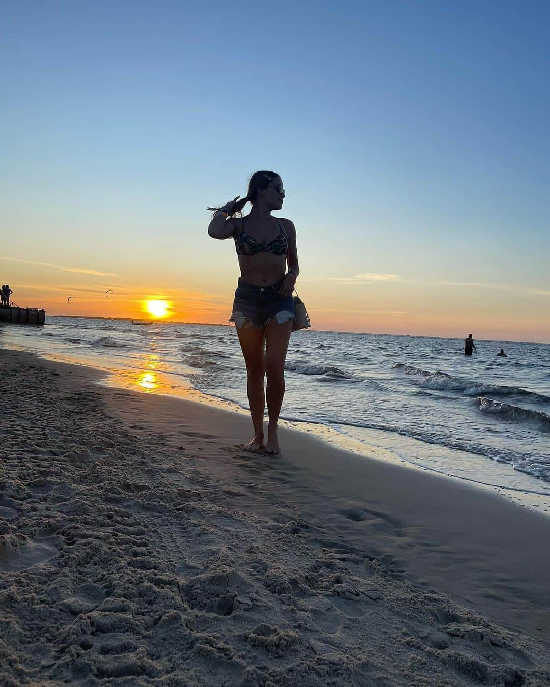 ライサ・チャダッドさんのインスタグラム写真 - (ライサ・チャダッドInstagram)「não é dia de tbt, mas que saudade de um sol, calor e praia 🥹🥹🥹」10月10日 9時25分 - raissachaddad