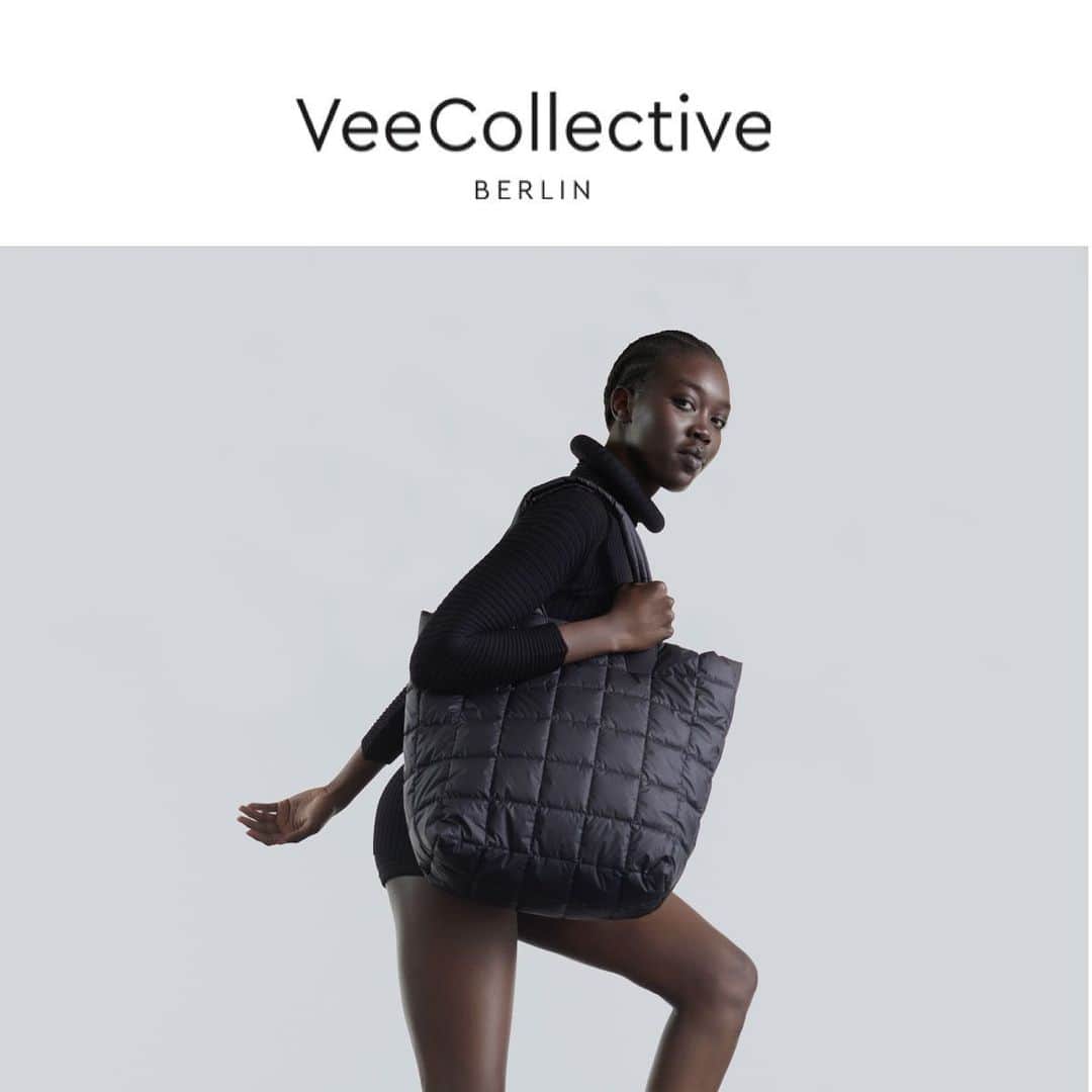 キム・ビヌさんのインスタグラム写真 - (キム・ビヌInstagram)「굿모닝 🫰🫰 잠시 후 10시에 드디어 🎉🎉🎉🎉🎉🎉🎉🎉 Vee collective porter bag 런칭합니다 👏🏻👏🏻 독일에서 온 이 브랜드를 소개 해 드리자면💕 Vee Collective는 기하학적이고 미니멀한 미학이 여행, 스포츠, 쇼핑, 업무, 레저를 위한 기능적인 제품 디자인과 만나 탄생했습니다. 모던하면서도 유행을 타지 않는 디자인, 패셔너블하면서도 기능적인 제품, 도시적이면서도 이동성이 뛰어난 제품으로 가벼우면서도 내구성이 뛰어나 다양한 스타일에 착용할 수 있는 가방입니다.  -VeeCollective는 250g부터  350g의  가벼운 무게로 어디에나 손쉽게 들 수 있는 가방입니다. 손잡이의  부드러운 쿠셔닝이 손과 어깨에  편안함을 보장합니다.  -다이아몬드 퀼팅이 적용된 나일론 소재로 제작되어  튼튼한 내구성을 느낄 수 있으며 프리미엄 알루미늄 고리 사용으로 오랜시간 손상없이 사용가능한 가방입니다.  -발수 코팅 원단으로 제작되어 방수 및 얼룩 방지 기능이 있는 vee collective는 굳은 날씨나 해변가 등 다양한 환경에서 사용 가능합니다. -Vee Collective의 모든 가방은  환경에 미치는 영향을 최소화하기 위해 100% 재활용 소재를 사용하여 세심하게 제작되었으며 지속가능한 친환경 패션 브랜드입니다.♻️♻️  스타일리시한 디자인은 물론, 무엇보다 튼튼한 내구성과 높은 수납력을 자랑하는 비콜렉티브 포터백 💕 ✔️핸드폰부터 파우치, 차키 등 간편하지만 수납력👍🏻미니 사이즈 ✔️필수 아이템 이외에 노트북이나 테블릿pc, 책까지 수납되어 데일리하게 들기 좋은 스몰 사이즈 ✔️이것저것 챙길게 많다! 할 때 한번에 들기좋아 데일리로도 기저귀가방 또는 여행용으로도 좋은  미디엄 사이즈 ✔️컬러 : 매트블랙, 모스(카키), 울트라핑크  어제 라방에도 말씀드렸지만 컬러별 사이즈별 수량은 각각 10피스 내외라는점 🥹🥹🥹 많이 기다리신분들은 10시 땡 🛎️ 들어와주세용 🙏🏻🙏🏻🙏🏻 🧚🏼‍♀️오픈일정 : 10.10(화) 오전 10시  🧚🏻배송일정 : 10.11(수) - 10.16(월) 잠시 후 비콜렉티브 런칭 공동구매 시작할께요 ♥️♥️♥️  #비콜렉티브 #veecollective #퀼팅백 #퀼팅백추천 #deptb #공동구매」10月10日 9時38分 - binwoos