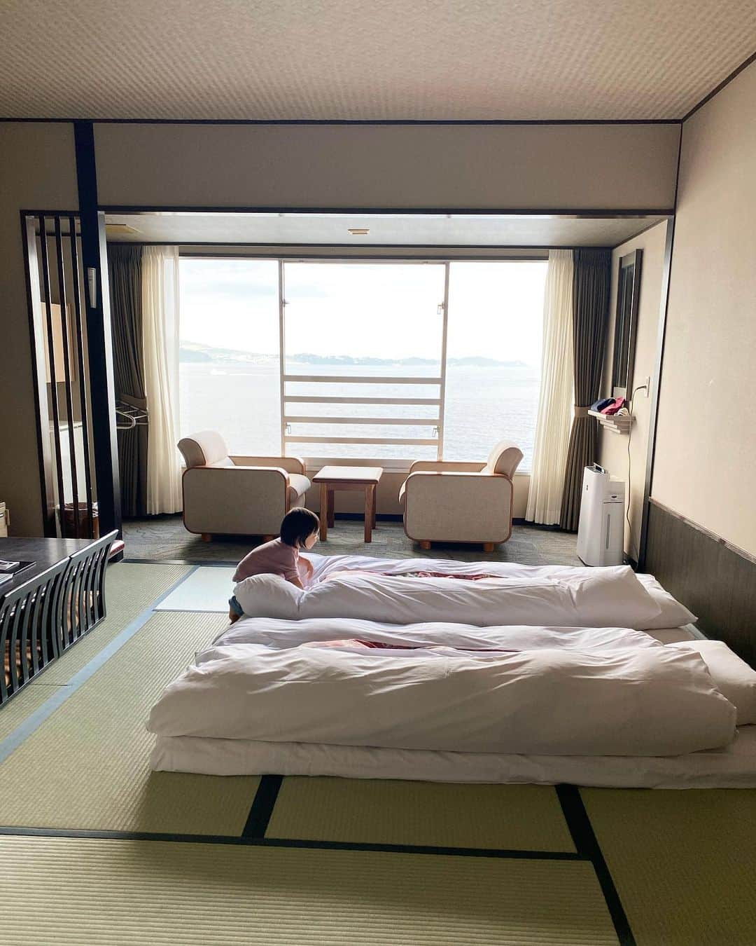 井村亜里香さんのインスタグラム写真 - (井村亜里香Instagram)「熱海と伊豆にファミリーTrip🌴 久々の旅館と温泉と美味しいご飯にリフレッシュ🩵 2歳になってから旅行に行くのがかなり楽になったな〜♡ 携帯の調子が悪くてネットが全然繋がらず デジタルデトックスにもなった旅でした♡📱  #atami#atamitrip#familytime  #hotelnewakao  #熱海#伊豆#熱海旅行#家族旅行 #2歳女の子#子連れ旅行」10月10日 9時46分 - arika_imura