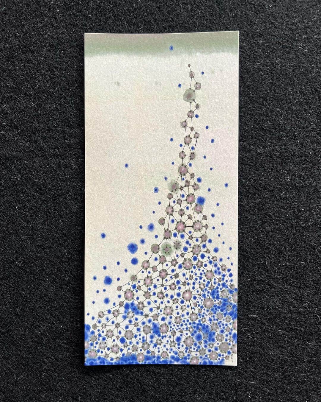 下條ユリさんのインスタグラム写真 - (下條ユリInstagram)「🌿 展覧会のチラシが(今ごろ)できましたー！嬉しい〜🤍 今すぐ自転車に乗って 🚲 これを置いていただける京都のいろいろなお店に配りに行きたーい久しぶりのお顔にご挨拶もしたーい！ああでもまだまだいっぱいする事がある描きたい絵があるうー…  ー Cards for my upcoming show have arrived! Yey. I want to hop on my bike now 🚲 and bring them to the flyer spot of my favorite places in Kyoto and say hello to familiar faces, but I still have millions of things to do and want to do more paintings…  下條ユリ　 線と点と　展   Yuri Shimojo  Exhibition in Kyoto  “A line  and  a dot  and”   2023.10.13 (金) - 11.26 (日)  毎週　金、土、日　 11:30-17:00 予約不要  @farmoon_kyoto  Farmoon 茶楼　 左京区北白川東久保田町九 Kyoto Japan   10月中の金土日はだいたいお昼過ぎからたいていそこにいる予定です。お楽しみ企画中。また告知してゆきます。よろしぅおたの申します。  ＊入稿大協力: 早川宏美先生🙏🏼」10月10日 9時49分 - yurishimojo