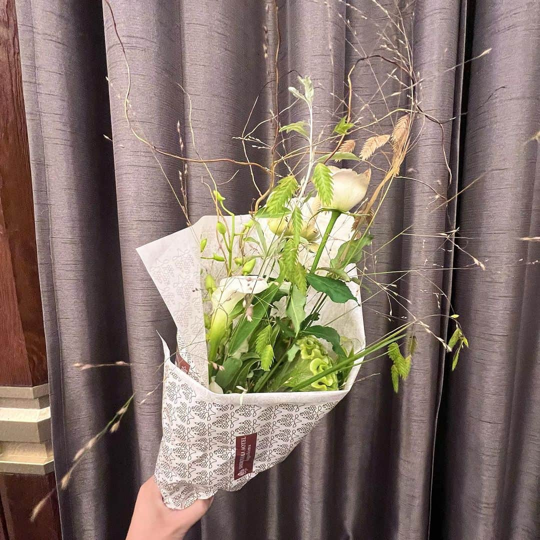 みらいにすたさんのインスタグラム写真 - (みらいにすたInstagram)「結婚式のお花が素敵すぎて 即行お持ち帰り🌿🕊️ まいのセンスが素晴らしい😗❣️ . 早速キッチンに飾った🫶🏼 . #flowers #お花のある暮らし」10月10日 9時50分 - mirainista