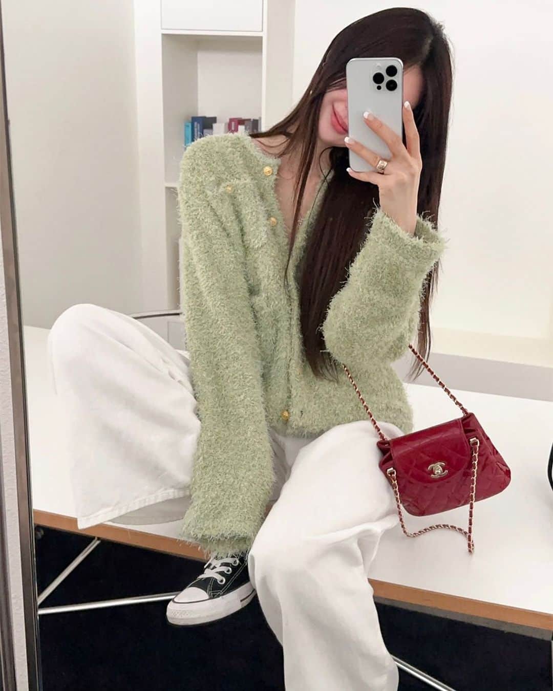 のインスタグラム：「今日のHOT ITEM❤️‍🔥は...？  いま注目の人気急上昇アイテムをPickup🔎 【Twinkleポケットカーディガン・p575484】  端正なデザインと落ち感が綺麗な高品質シャギーニットカーディガン🤍 ゴールドボタンがアクセントで、アウターとしてもトップスとしても使えます◎  是非チェックしてみてね✍🏻 ——————————————— 🔍商品URLは画像内商品タグをチェック✔️  #dholic #ディーホリック #韓国ファッション通販 #韓国コーデ #韓国スタイル #ニット #ニットコーデ #ニットカーディガン #ファー #シャギーニット #デート服 #秋トレンド #秋コーデ #秋服」