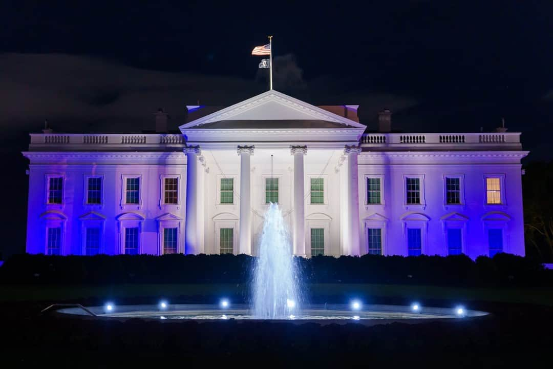 The White Houseさんのインスタグラム写真 - (The White HouseInstagram)「The White House is lit up blue and white tonight as a symbol of the United States’ enduring support and solidarity with the people of Israel in the wake of the horrific terrorist attacks committed by Hamas.」10月10日 9時52分 - whitehouse