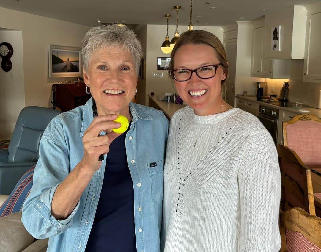 ブルック・ヘンダーソンのインスタグラム：「Anne is a true legend. Inspiring, strong and kind. 😊💛🎶 I so enjoyed meeting and spending time with @theannemurray and her daughter @dawnlangstroth this Thanksgiving weekend! 🇨🇦」