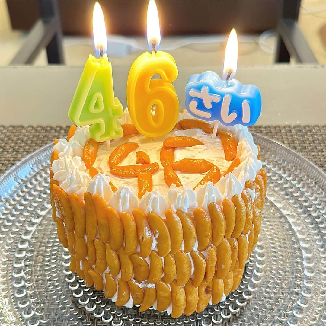 中倉隆道さんのインスタグラム写真 - (中倉隆道Instagram)「. 柿ピーケーキでお祝い🎂🍘  柿の種の照りが純白の生クリームに映えて美しい✨  パンケーキ焼いて重ねて、生クリーム塗って、柿の種貼り付けて、デコレーションして完成♬  甘じょっぱくてウマウマ！😋👍  ちなみに使った柿の種は188個！ 製作時間は90分w 46歳の幸せ時間✨  #柿ピーケーキ #柿の種ケーキ #誕生日ケーキ #柿の種 #柿ピー #柿ピー研究家 #中倉隆道 #誕生日 #お祝い #フリーアナウンサー #アニメ研究家 #柿の種研究家」10月10日 9時54分 - ryudo.tokyo