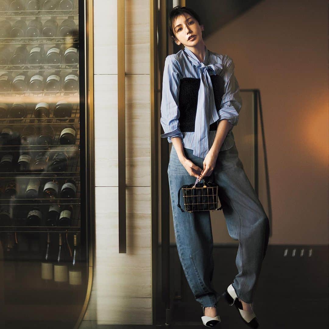 STORY公式のインスタグラム：「【甘い服に合うデニムが 知りたい方はコメントに💙ください！】 保存しておくと後から見返せます！     10月10日（火）   日々、家庭のタスクや仕事のストレスで、 気がつけば怖い顔になっていませんか？ そんな時は攻めの服より心を軽やかに、 そしてまろやかにしてくれる甘い服の出番です！   しかし可愛い好き派のお悩みで意外と多いのが、 甘トップスの合わせが黒テーパードばかりで マンネリしてしまうこと・・・   そこで、スタイリスト・竹村はま子さんと “大人に似合う甘い服”の取り入れ方を考えました。     💡はま子さんが提案！ Q.大人が取り入れるには..？   A.ゆるデニム×コンパクトな上半身で 甘スタイルをアップデートできます！   カーヴィデニムをはじめ、 今季のデニムトレンドはゆるシルエットが中心。 今までなら甘トップスにスリムデニムが主流でしたが、 バランスを逆転したコーデが今っぽいです💡     ボウタイブラウスとデニムだけでも正解ですが ビスチェをONするだけで一気にトレンド顔。 ボディのメリハリを作れてトップスが コンパクトな印象になるので、 大人に嬉しいトレンドです！   デニム¥17,600(カデュネ)ビスチェ¥19,800(ティッカ)ブラウス¥19,800(マカフィー/トゥモローランド)バッグ¥69,300(ザンケッティ/プルミエ アロンディスモン)シューズ ¥25,300(ル タロン グリーズ/ル タロン グリーズ ルミネ新宿店)ピアス¥91,300(プライマル)     ※STORY10月号P111掲載の商品です。お問い合わせはお控えください。     撮影／水野美隆　 モデル／美香【身長:170cm】 ヘア・メーク／MAKI スタイリスト／竹村はま子 取材／鍋嶋まどか」