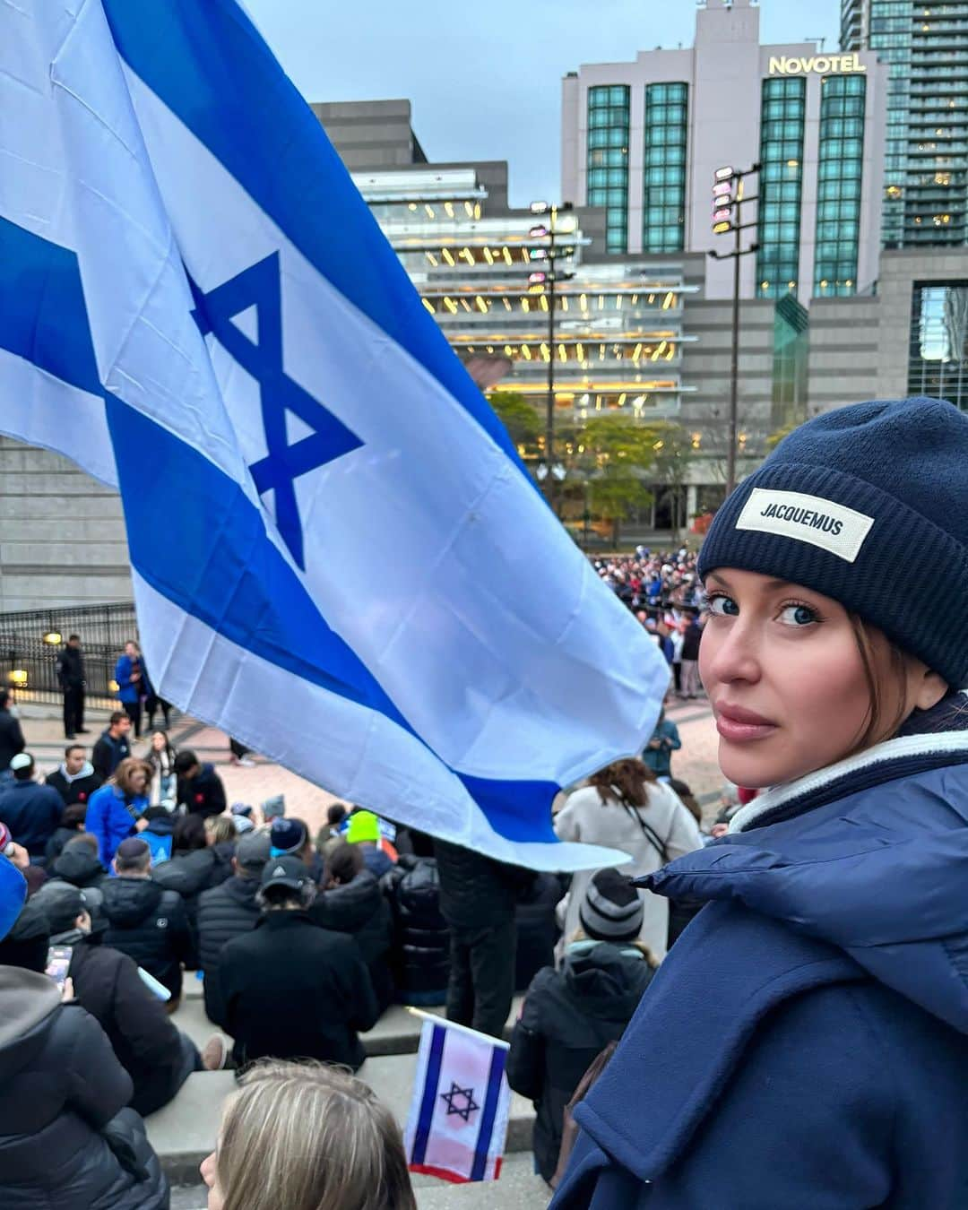 ジェシカ・ブラウンスタインのインスタグラム：「As a Jewish woman, I’ve enjoyed the relative safety of growing up and living in Canada. However, I’ve felt the spectre of antisemitism around every corner. When a gunman shoots up a synagogue,  there’s always a voice whispering “They had it coming.” When white supremacists chant “Jews will not replace us”, those anti Jewish voices grow louder. And, two days ago, when Hamas terrorists killed more Jews in a single day than have been killed on any other day since the Holocaust, those voices of hatred reached a fever pitch. Tonight in Mel Lastman Square, the Jewish people of Toronto, their leaders, friends and Allies said in one single voice, louder than any voice of hate: WE stand on the right side of history. WE stand for truth, WE stand for justice, WE stand with Israel.」