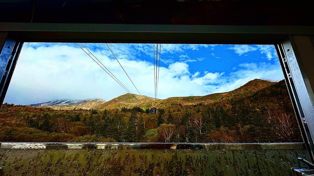 栂池高原スキー場のインスタグラム：「おはようございます🌞 ロープウェイ山頂駅の気温は現在12℃となっております。  朝は雨も降っていて、雲で周りを見渡せないかなぁ、と心配しておりましたが、だんだんと晴れてきて、今なら紅葉や小蓮華岳をはじめ山々についた初雪も見ることができますよ！  まだ、雲が降りてきたり、晴れたり、の繰り返しで寒暖差がありますので、ダウンジャケットやニット帽・手袋など、防寒具をお持ちくださいませ🍂🍁  お待ちしております！  #北アルプス #栂池自然園 #風景 #紅葉 #黄葉 #3段紅葉 #草紅葉 #トレッキング #白馬 #栂池高原スキー場 #栂池高原 #栂池 #長野県 #絶景 #子連れ #家族の時間 #WOW #ロープウェイ #ファミリー #ドッグラン #つがいけマウンテンリゾート #こどもとおでかけ #車でお出かけ #空中散歩 #tsugaike #hakuba」