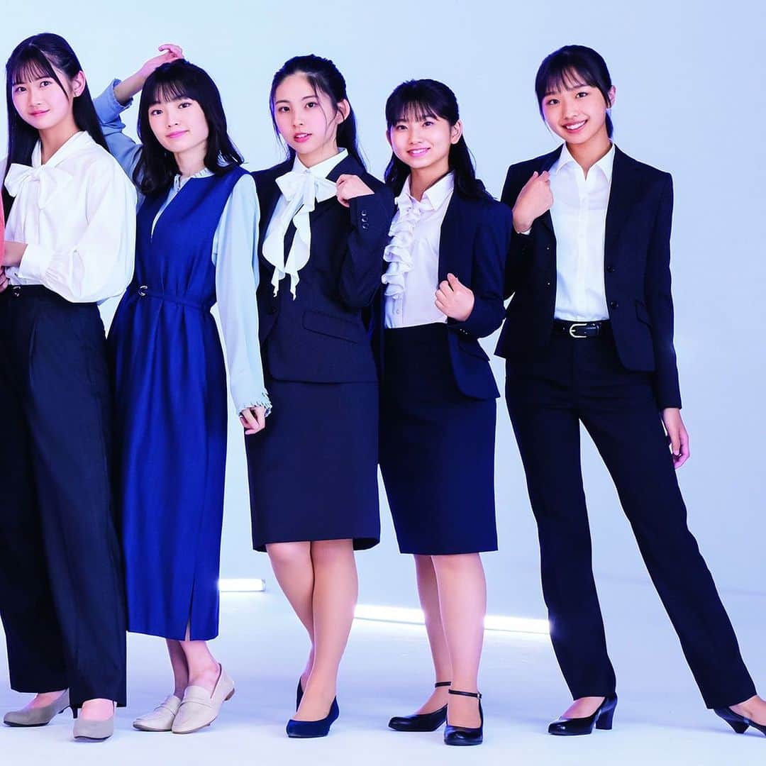 洋服の青山のインスタグラム：「. 10/10(火) 特設サイト公開！  洋服の青山60周年を記念し、 ＃モーニング娘 改め 「アオヤマ娘。’60」始動です✨ @morningmusume_official × @aoyama_ladies  14人が4チームに分かれ、それぞれがオリジナルダンスを披露！ 10/17(火)より洋服の青山公式Instagram/TikTokにて、 順次公開させていただきます。  スーツスタイルとカジュアルスタイルのLOOKや、 限定キャンペーンの開催など、たくさんの企画を皆さまお楽しみに！  #モーニング娘 #洋服の青山 #ビジネスカジュアル #ビジカジコーデ #秋コーデ#アオヤマ娘60」