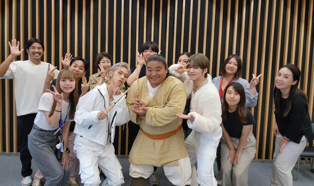 のインスタグラム：「本日10月10日は『ドラムの日』🛢️🌟 との事で、Hi-Fi Un!cornのドラム🥁担当ミンさん&ボーカル担当🎙️シュウトさんとスタッフの皆さんで記念に📸✨️ 一緒にダンスも踊ってきました❗ そしてTiktokのフォロワーがおかげ様で10万人を突破しました🔥超うれしい×2📱📣ありがとうございます🙇‍♂️㊗️ ちなみに投稿は10時10分10秒に🆙しました👍️👌  ★10月12日よる10時からの櫻井・有吉THE夜会に出演するので是非ご覧下さい📺️❇️ #𝐕𝐈𝐕𝐀𝐍𝐓 #富栄ドラム」
