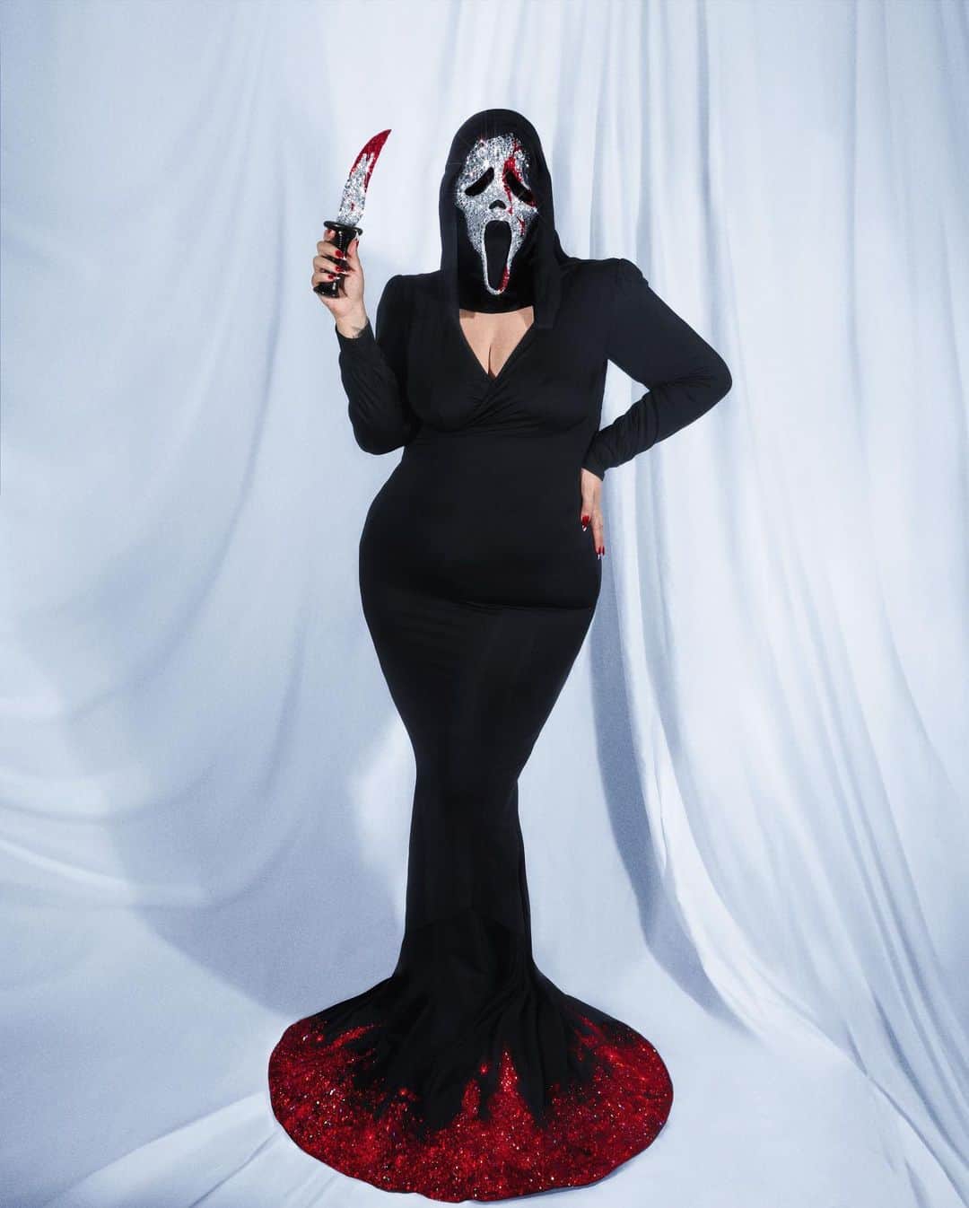 ヤスミナ・ダニエルのインスタグラム：「No, you hang up first 📞🔪😱 Ghostface glam 👻🩸  #ghostface #scream #halloweencostume #halloween」