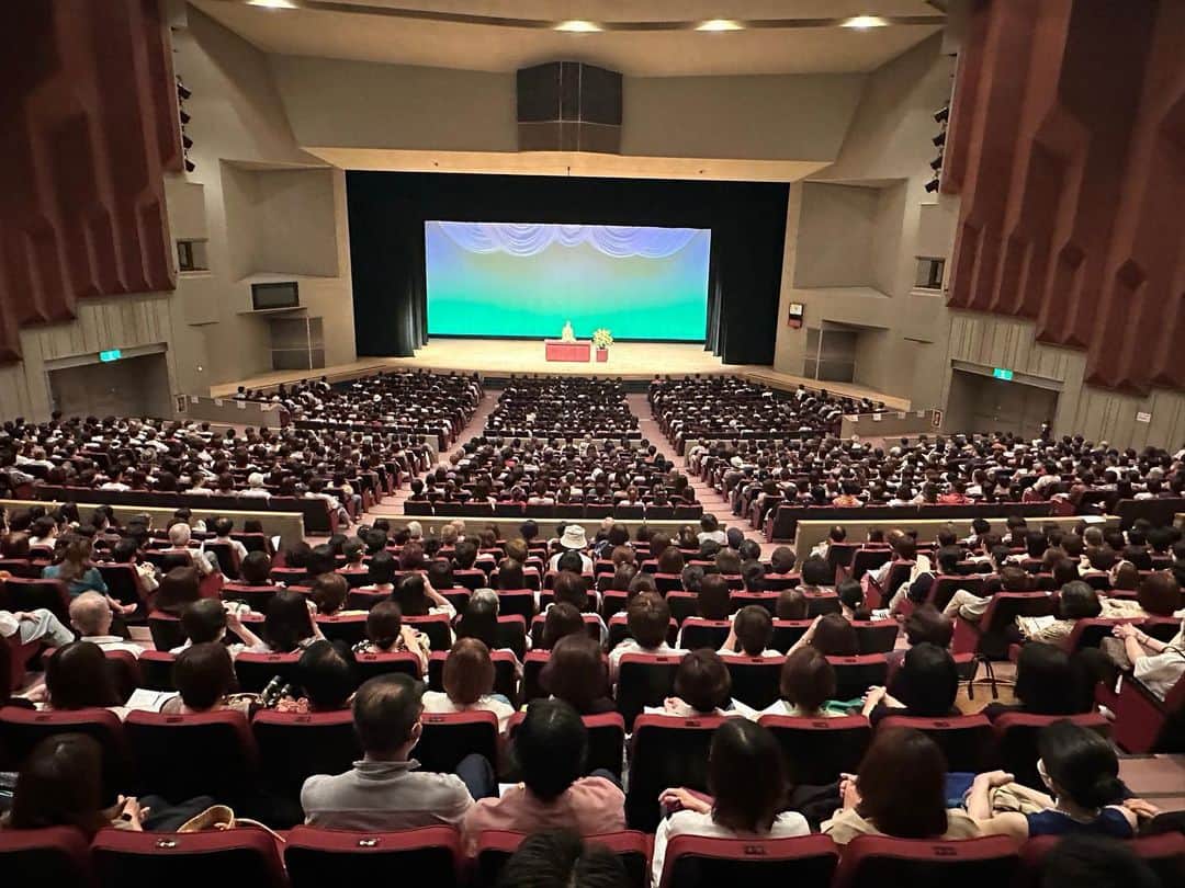 デヴィ・スカルノさんのインスタグラム写真 - (デヴィ・スカルノInstagram)「愛知県にある、 Home＆nicoホール 『江南市民文化会館 大ホール』にて 講演会が 行われました。 今回の テーマは ❝人生のモチベーション❞ 1,400席の 大ホールは、 満員御礼。 沢山の方々に お越しいただきました。 本日 お越しいただいた 皆さま、 誠に ありがとうございます。 私の 講演を 通じて、 少しでも 皆さまが ご自身の 人生を 考えるきっかけとなり、 一歩 踏み出す 力になればと 思います。 皆さま方からの応援が 私の励みとなり また、 生きる 活力に なっています。 ますます パワフルに、 日々 精進して まいります！」10月10日 10時16分 - dewisukarnoofficial