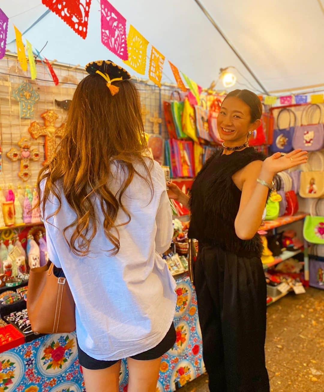 DJ JUICYさんのインスタグラム写真 - (DJ JUICYInstagram)「3連休は海外旅行に行った気分を味わえた⤴️😝😝😝😝😝❤️  マナマナがお誕生日のお祝いに🥂大好きなスペイン🇪🇸🥘料理のお店に連れて行ってくれました😚🙏 @manamanaaa ありがとう🙏❤️❤️  50代になった時に踊れたらカッコいいなぁっと思い、フラメンコ💃を習っている私ですが、、、 スペインへは、カナリア諸島に一回しか行った事がなくて、、😅 早くバルセロナやマドリードに行きたい💃💃💃❤️‍🔥  スペイン料理をお腹いっぱい食べた後は、代々木公園のラテンアメリカfesへ💃💃🔥  博多fesとベトナムfes🇻🇳も同時にやっていて、旅行気分になれた⤴️😆🔥  屋台では、、、 パブロエスコバル🇨🇴のお面をGET 🤣🤣🤣🤣🤣🔥  コロンビアにはまだ行った事ないけど、、、  コロンビア出身のお友達と一緒にルームシェアしてた時もあるから、マジで一度は行ってみたい国No.1🇨🇴😍😍😍😍✨✨  陽気なラテンアメリカの空気感に浸りながら伝統的な衣装のファッションショーもすごく可愛かった👗💘  息子は特等席で鑑賞してました🤩🎉  赤ちゃんの頃から、英語とスペイン語のyoutubeは見せてるから...  耳は少し慣れてきてるハズ？🤔🤔🤔  英語とスペイン語取得して、母の通訳お願いします😝🙏❤️」10月10日 10時17分 - dj_juicy0912