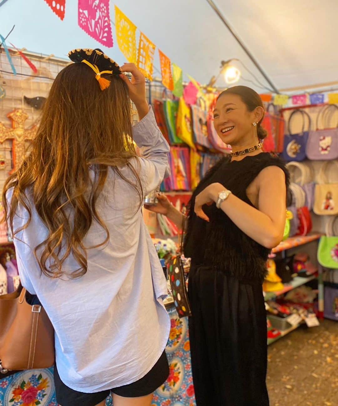 DJ JUICYさんのインスタグラム写真 - (DJ JUICYInstagram)「3連休は海外旅行に行った気分を味わえた⤴️😝😝😝😝😝❤️  マナマナがお誕生日のお祝いに🥂大好きなスペイン🇪🇸🥘料理のお店に連れて行ってくれました😚🙏 @manamanaaa ありがとう🙏❤️❤️  50代になった時に踊れたらカッコいいなぁっと思い、フラメンコ💃を習っている私ですが、、、 スペインへは、カナリア諸島に一回しか行った事がなくて、、😅 早くバルセロナやマドリードに行きたい💃💃💃❤️‍🔥  スペイン料理をお腹いっぱい食べた後は、代々木公園のラテンアメリカfesへ💃💃🔥  博多fesとベトナムfes🇻🇳も同時にやっていて、旅行気分になれた⤴️😆🔥  屋台では、、、 パブロエスコバル🇨🇴のお面をGET 🤣🤣🤣🤣🤣🔥  コロンビアにはまだ行った事ないけど、、、  コロンビア出身のお友達と一緒にルームシェアしてた時もあるから、マジで一度は行ってみたい国No.1🇨🇴😍😍😍😍✨✨  陽気なラテンアメリカの空気感に浸りながら伝統的な衣装のファッションショーもすごく可愛かった👗💘  息子は特等席で鑑賞してました🤩🎉  赤ちゃんの頃から、英語とスペイン語のyoutubeは見せてるから...  耳は少し慣れてきてるハズ？🤔🤔🤔  英語とスペイン語取得して、母の通訳お願いします😝🙏❤️」10月10日 10時17分 - dj_juicy0912