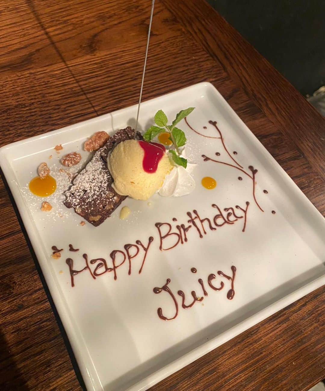DJ JUICYさんのインスタグラム写真 - (DJ JUICYInstagram)「3連休は海外旅行に行った気分を味わえた⤴️😝😝😝😝😝❤️  マナマナがお誕生日のお祝いに🥂大好きなスペイン🇪🇸🥘料理のお店に連れて行ってくれました😚🙏 @manamanaaa ありがとう🙏❤️❤️  50代になった時に踊れたらカッコいいなぁっと思い、フラメンコ💃を習っている私ですが、、、 スペインへは、カナリア諸島に一回しか行った事がなくて、、😅 早くバルセロナやマドリードに行きたい💃💃💃❤️‍🔥  スペイン料理をお腹いっぱい食べた後は、代々木公園のラテンアメリカfesへ💃💃🔥  博多fesとベトナムfes🇻🇳も同時にやっていて、旅行気分になれた⤴️😆🔥  屋台では、、、 パブロエスコバル🇨🇴のお面をGET 🤣🤣🤣🤣🤣🔥  コロンビアにはまだ行った事ないけど、、、  コロンビア出身のお友達と一緒にルームシェアしてた時もあるから、マジで一度は行ってみたい国No.1🇨🇴😍😍😍😍✨✨  陽気なラテンアメリカの空気感に浸りながら伝統的な衣装のファッションショーもすごく可愛かった👗💘  息子は特等席で鑑賞してました🤩🎉  赤ちゃんの頃から、英語とスペイン語のyoutubeは見せてるから...  耳は少し慣れてきてるハズ？🤔🤔🤔  英語とスペイン語取得して、母の通訳お願いします😝🙏❤️」10月10日 10時17分 - dj_juicy0912