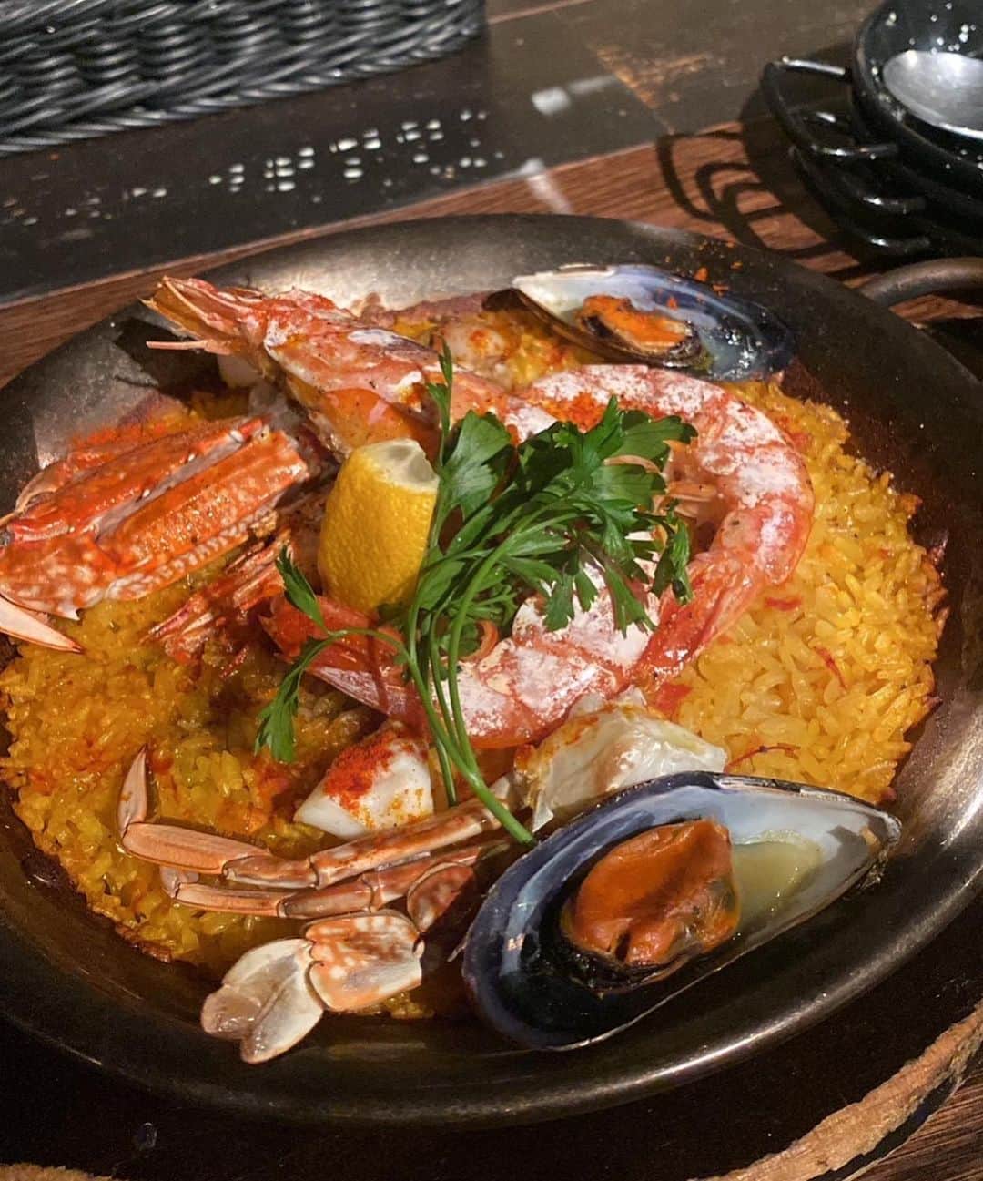 DJ JUICYさんのインスタグラム写真 - (DJ JUICYInstagram)「3連休は海外旅行に行った気分を味わえた⤴️😝😝😝😝😝❤️  マナマナがお誕生日のお祝いに🥂大好きなスペイン🇪🇸🥘料理のお店に連れて行ってくれました😚🙏 @manamanaaa ありがとう🙏❤️❤️  50代になった時に踊れたらカッコいいなぁっと思い、フラメンコ💃を習っている私ですが、、、 スペインへは、カナリア諸島に一回しか行った事がなくて、、😅 早くバルセロナやマドリードに行きたい💃💃💃❤️‍🔥  スペイン料理をお腹いっぱい食べた後は、代々木公園のラテンアメリカfesへ💃💃🔥  博多fesとベトナムfes🇻🇳も同時にやっていて、旅行気分になれた⤴️😆🔥  屋台では、、、 パブロエスコバル🇨🇴のお面をGET 🤣🤣🤣🤣🤣🔥  コロンビアにはまだ行った事ないけど、、、  コロンビア出身のお友達と一緒にルームシェアしてた時もあるから、マジで一度は行ってみたい国No.1🇨🇴😍😍😍😍✨✨  陽気なラテンアメリカの空気感に浸りながら伝統的な衣装のファッションショーもすごく可愛かった👗💘  息子は特等席で鑑賞してました🤩🎉  赤ちゃんの頃から、英語とスペイン語のyoutubeは見せてるから...  耳は少し慣れてきてるハズ？🤔🤔🤔  英語とスペイン語取得して、母の通訳お願いします😝🙏❤️」10月10日 10時17分 - dj_juicy0912