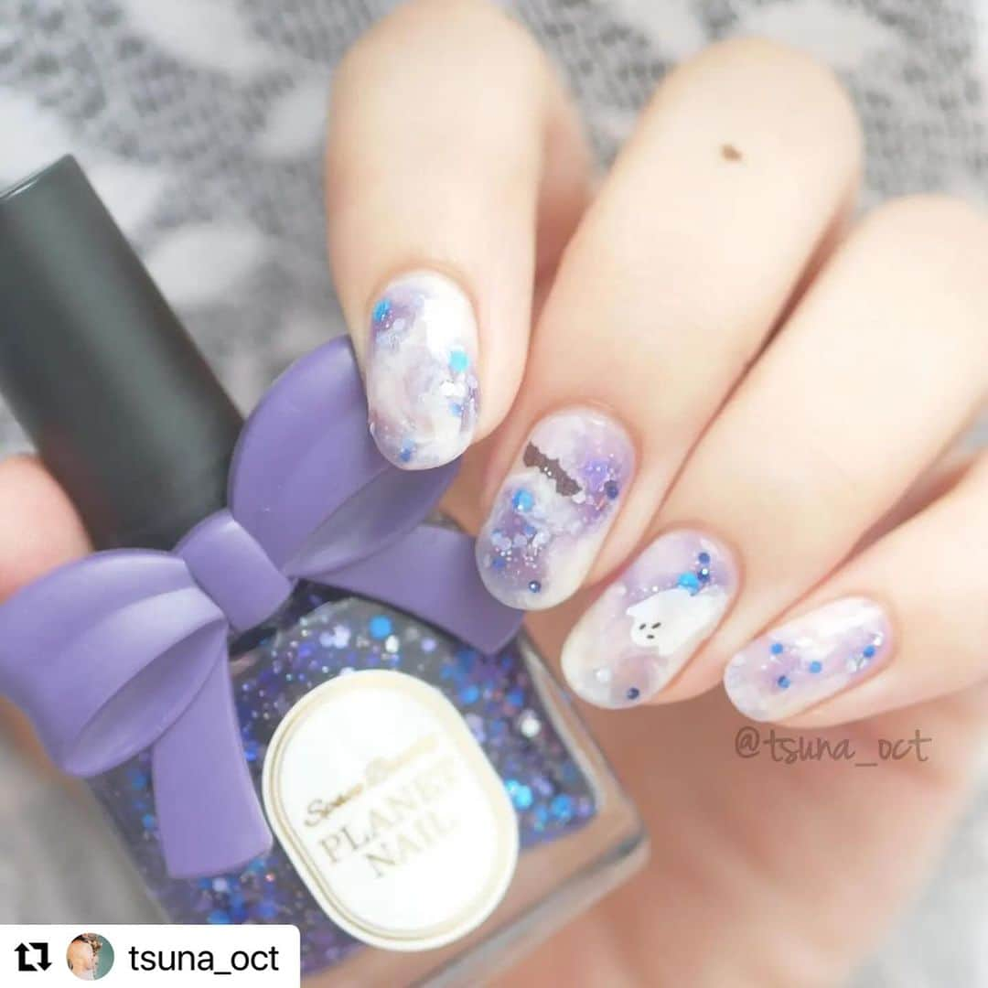 【PLANET NAIL（プラネット ネイル）】公式さんのインスタグラム写真 - (【PLANET NAIL（プラネット ネイル）】公式Instagram)「✰✰✰✰✰✰✰✰✰✰✰✰✰✰✰✰ PLANET Girl🪐 @tsuna_oct さま  PLB29 捻じ曲げられた宇宙 を使ったハロウィンネイルデザインをご紹介します🎃✨  ╍ ╍ ╍ ╍ ╍ ╍ ╍ ╍ ╍ ╍ ╍ ╍ ╍ ╍ ╍ ╍ ╍  💅🏻💅🏻⁡ ⁡.⁡ ⁡⁡ ⁡ #秋のあおいろネイルまつり2023 💙⁡ ⁡ついに本日から始まりました！⁡ ⁡今回のテーマは『トキメキ』😳✨⁡ ⁡ネイルをしていたら出会うトキメキを、めいっぱい詰め込んだブルーネイルを投稿していくので、皆様も一緒に楽しんでいただけたら嬉しいです🫶🏻⁡ ⁡.⁡ ⁡⁡ ⁡今回のデザインに詰め込んだトキメキは、もちろん #プラネットネイル 💫⁡ キラキラが可愛い〜〜〜！ってトキメキは勿論なんですが、このカラー、実は6年前にも購入していたカラー！初めてプラネットネイルを購入した時のワクワクも詰まったカラーなんです✨⁡ ⁡当時はリボンもリアルで、ボトルも絵子猫さんとのコラボ🐱⁡ ⁡6.7枚目の写真が当時のものですが、昔も今もボトル可愛い〜🥰🥰⁡ ⁡.⁡ ⁡⁡ ⁡そんな私のトキメキが詰まったカラーで、 #ハロウィンネイル をしてみました🎃🦇🕸⁡ ⁡ダイソーのシール第2弾！こちらはシンプルで合わせやすくて良きです🫶🏻⁡ ⁡ちょっぴり透け感あるのが可愛いし、コウモリに目がちゃんと付いてるの細かくてよき🥹⁡ ⁡.⁡ ⁡⁡ ⁡使用品は、⁡ ⁡・@planet.jp ⁡ ⁡ #planetnail PLB29  #捻じ曲げられた宇宙 ⁡.⁡ ⁡・@ohanamahaalo ⁡ ⁡ #オハナマハロ OH-017⁡ ⁡・@daiso_official ⁡ ⁡ネイルシール⁡ ⁡です🎃🎃⁡ ⁡.⁡ ⁡⁡ ⁡プラネットネイルでは、現在 #planetハロウィンコンテスト2023 を開催中✨⁡ ⁡景品がぶっ飛んでるレベルで豪華なので、奮ってご参加ください🧡💜⁡ ⁡オレンジやパープルが入ったカラーはもちろん、今回みたいなブルーなど、プラネットネイルは可愛いカラーが盛りだくさん💙⁡ ⁡この機会にチェックしてみてくださいね🫰🏻🌟⁡⁡ ⁡ #プラネットガール2023  #tsuna_planetnail ⁡ ⁡.⁡ ⁡⁡ ⁡ #tsuna_bluenail  #tsuna_naildesign  #ブルーネイル  #ハロウィンネイルシール  #ハロウィンネイル2023  #マーブルネイル  #マーブルネイルデザイン  #ニュアンスネイル  #時短ネイル  #簡単ネイル  #シンプルネイル  #初心者ネイル  #セルフネイル初心者  #セルフネイル  #ポリッシュネイル  #プチプラネイル  #Selfnail  #polishnails  #halloweennails  #bluenails」10月10日 10時19分 - planet.jp