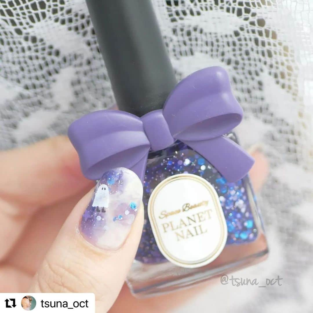 【PLANET NAIL（プラネット ネイル）】公式さんのインスタグラム写真 - (【PLANET NAIL（プラネット ネイル）】公式Instagram)「✰✰✰✰✰✰✰✰✰✰✰✰✰✰✰✰ PLANET Girl🪐 @tsuna_oct さま  PLB29 捻じ曲げられた宇宙 を使ったハロウィンネイルデザインをご紹介します🎃✨  ╍ ╍ ╍ ╍ ╍ ╍ ╍ ╍ ╍ ╍ ╍ ╍ ╍ ╍ ╍ ╍ ╍  💅🏻💅🏻⁡ ⁡.⁡ ⁡⁡ ⁡ #秋のあおいろネイルまつり2023 💙⁡ ⁡ついに本日から始まりました！⁡ ⁡今回のテーマは『トキメキ』😳✨⁡ ⁡ネイルをしていたら出会うトキメキを、めいっぱい詰め込んだブルーネイルを投稿していくので、皆様も一緒に楽しんでいただけたら嬉しいです🫶🏻⁡ ⁡.⁡ ⁡⁡ ⁡今回のデザインに詰め込んだトキメキは、もちろん #プラネットネイル 💫⁡ キラキラが可愛い〜〜〜！ってトキメキは勿論なんですが、このカラー、実は6年前にも購入していたカラー！初めてプラネットネイルを購入した時のワクワクも詰まったカラーなんです✨⁡ ⁡当時はリボンもリアルで、ボトルも絵子猫さんとのコラボ🐱⁡ ⁡6.7枚目の写真が当時のものですが、昔も今もボトル可愛い〜🥰🥰⁡ ⁡.⁡ ⁡⁡ ⁡そんな私のトキメキが詰まったカラーで、 #ハロウィンネイル をしてみました🎃🦇🕸⁡ ⁡ダイソーのシール第2弾！こちらはシンプルで合わせやすくて良きです🫶🏻⁡ ⁡ちょっぴり透け感あるのが可愛いし、コウモリに目がちゃんと付いてるの細かくてよき🥹⁡ ⁡.⁡ ⁡⁡ ⁡使用品は、⁡ ⁡・@planet.jp ⁡ ⁡ #planetnail PLB29  #捻じ曲げられた宇宙 ⁡.⁡ ⁡・@ohanamahaalo ⁡ ⁡ #オハナマハロ OH-017⁡ ⁡・@daiso_official ⁡ ⁡ネイルシール⁡ ⁡です🎃🎃⁡ ⁡.⁡ ⁡⁡ ⁡プラネットネイルでは、現在 #planetハロウィンコンテスト2023 を開催中✨⁡ ⁡景品がぶっ飛んでるレベルで豪華なので、奮ってご参加ください🧡💜⁡ ⁡オレンジやパープルが入ったカラーはもちろん、今回みたいなブルーなど、プラネットネイルは可愛いカラーが盛りだくさん💙⁡ ⁡この機会にチェックしてみてくださいね🫰🏻🌟⁡⁡ ⁡ #プラネットガール2023  #tsuna_planetnail ⁡ ⁡.⁡ ⁡⁡ ⁡ #tsuna_bluenail  #tsuna_naildesign  #ブルーネイル  #ハロウィンネイルシール  #ハロウィンネイル2023  #マーブルネイル  #マーブルネイルデザイン  #ニュアンスネイル  #時短ネイル  #簡単ネイル  #シンプルネイル  #初心者ネイル  #セルフネイル初心者  #セルフネイル  #ポリッシュネイル  #プチプラネイル  #Selfnail  #polishnails  #halloweennails  #bluenails」10月10日 10時19分 - planet.jp