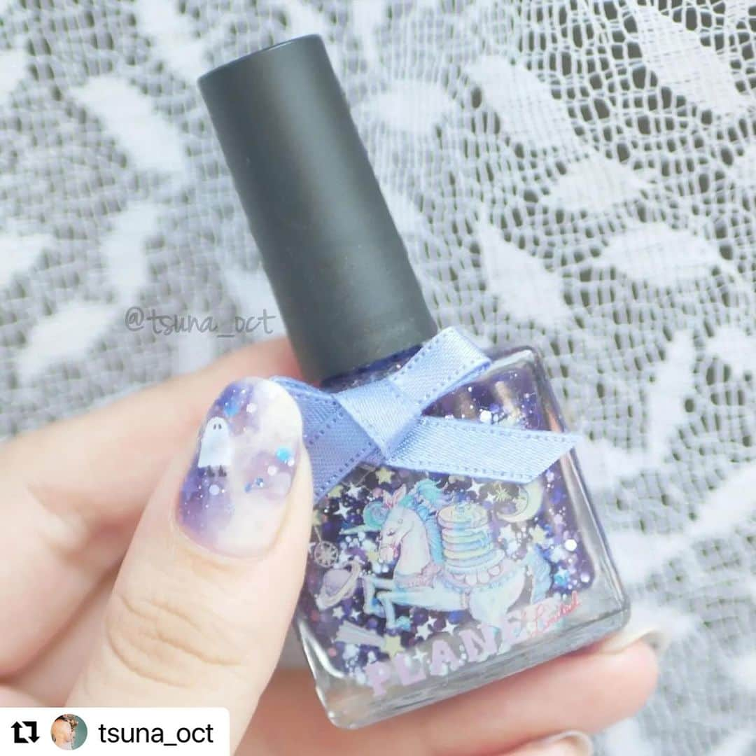 【PLANET NAIL（プラネット ネイル）】公式さんのインスタグラム写真 - (【PLANET NAIL（プラネット ネイル）】公式Instagram)「✰✰✰✰✰✰✰✰✰✰✰✰✰✰✰✰ PLANET Girl🪐 @tsuna_oct さま  PLB29 捻じ曲げられた宇宙 を使ったハロウィンネイルデザインをご紹介します🎃✨  ╍ ╍ ╍ ╍ ╍ ╍ ╍ ╍ ╍ ╍ ╍ ╍ ╍ ╍ ╍ ╍ ╍  💅🏻💅🏻⁡ ⁡.⁡ ⁡⁡ ⁡ #秋のあおいろネイルまつり2023 💙⁡ ⁡ついに本日から始まりました！⁡ ⁡今回のテーマは『トキメキ』😳✨⁡ ⁡ネイルをしていたら出会うトキメキを、めいっぱい詰め込んだブルーネイルを投稿していくので、皆様も一緒に楽しんでいただけたら嬉しいです🫶🏻⁡ ⁡.⁡ ⁡⁡ ⁡今回のデザインに詰め込んだトキメキは、もちろん #プラネットネイル 💫⁡ キラキラが可愛い〜〜〜！ってトキメキは勿論なんですが、このカラー、実は6年前にも購入していたカラー！初めてプラネットネイルを購入した時のワクワクも詰まったカラーなんです✨⁡ ⁡当時はリボンもリアルで、ボトルも絵子猫さんとのコラボ🐱⁡ ⁡6.7枚目の写真が当時のものですが、昔も今もボトル可愛い〜🥰🥰⁡ ⁡.⁡ ⁡⁡ ⁡そんな私のトキメキが詰まったカラーで、 #ハロウィンネイル をしてみました🎃🦇🕸⁡ ⁡ダイソーのシール第2弾！こちらはシンプルで合わせやすくて良きです🫶🏻⁡ ⁡ちょっぴり透け感あるのが可愛いし、コウモリに目がちゃんと付いてるの細かくてよき🥹⁡ ⁡.⁡ ⁡⁡ ⁡使用品は、⁡ ⁡・@planet.jp ⁡ ⁡ #planetnail PLB29  #捻じ曲げられた宇宙 ⁡.⁡ ⁡・@ohanamahaalo ⁡ ⁡ #オハナマハロ OH-017⁡ ⁡・@daiso_official ⁡ ⁡ネイルシール⁡ ⁡です🎃🎃⁡ ⁡.⁡ ⁡⁡ ⁡プラネットネイルでは、現在 #planetハロウィンコンテスト2023 を開催中✨⁡ ⁡景品がぶっ飛んでるレベルで豪華なので、奮ってご参加ください🧡💜⁡ ⁡オレンジやパープルが入ったカラーはもちろん、今回みたいなブルーなど、プラネットネイルは可愛いカラーが盛りだくさん💙⁡ ⁡この機会にチェックしてみてくださいね🫰🏻🌟⁡⁡ ⁡ #プラネットガール2023  #tsuna_planetnail ⁡ ⁡.⁡ ⁡⁡ ⁡ #tsuna_bluenail  #tsuna_naildesign  #ブルーネイル  #ハロウィンネイルシール  #ハロウィンネイル2023  #マーブルネイル  #マーブルネイルデザイン  #ニュアンスネイル  #時短ネイル  #簡単ネイル  #シンプルネイル  #初心者ネイル  #セルフネイル初心者  #セルフネイル  #ポリッシュネイル  #プチプラネイル  #Selfnail  #polishnails  #halloweennails  #bluenails」10月10日 10時19分 - planet.jp