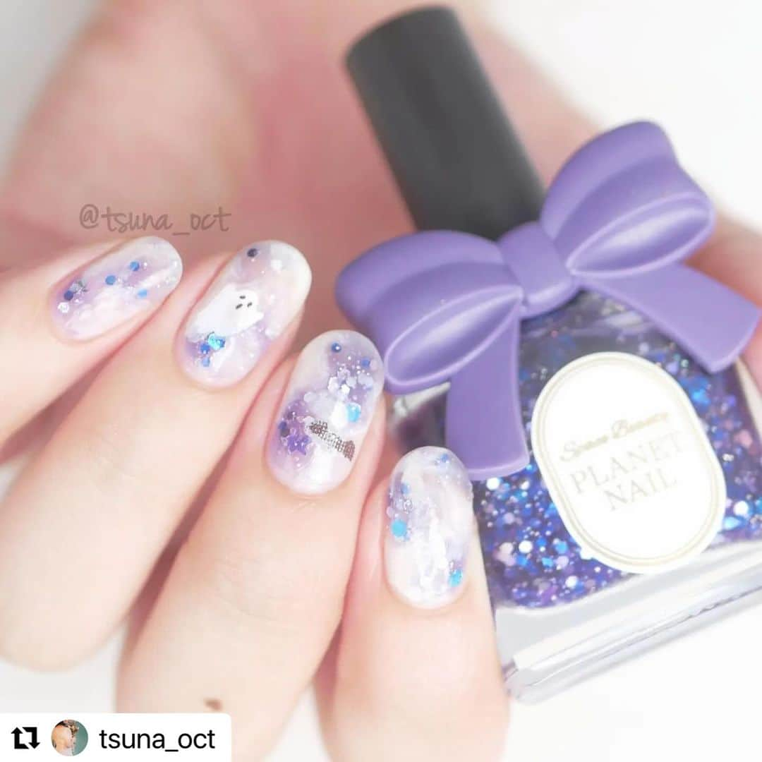 【PLANET NAIL（プラネット ネイル）】公式さんのインスタグラム写真 - (【PLANET NAIL（プラネット ネイル）】公式Instagram)「✰✰✰✰✰✰✰✰✰✰✰✰✰✰✰✰ PLANET Girl🪐 @tsuna_oct さま  PLB29 捻じ曲げられた宇宙 を使ったハロウィンネイルデザインをご紹介します🎃✨  ╍ ╍ ╍ ╍ ╍ ╍ ╍ ╍ ╍ ╍ ╍ ╍ ╍ ╍ ╍ ╍ ╍  💅🏻💅🏻⁡ ⁡.⁡ ⁡⁡ ⁡ #秋のあおいろネイルまつり2023 💙⁡ ⁡ついに本日から始まりました！⁡ ⁡今回のテーマは『トキメキ』😳✨⁡ ⁡ネイルをしていたら出会うトキメキを、めいっぱい詰め込んだブルーネイルを投稿していくので、皆様も一緒に楽しんでいただけたら嬉しいです🫶🏻⁡ ⁡.⁡ ⁡⁡ ⁡今回のデザインに詰め込んだトキメキは、もちろん #プラネットネイル 💫⁡ キラキラが可愛い〜〜〜！ってトキメキは勿論なんですが、このカラー、実は6年前にも購入していたカラー！初めてプラネットネイルを購入した時のワクワクも詰まったカラーなんです✨⁡ ⁡当時はリボンもリアルで、ボトルも絵子猫さんとのコラボ🐱⁡ ⁡6.7枚目の写真が当時のものですが、昔も今もボトル可愛い〜🥰🥰⁡ ⁡.⁡ ⁡⁡ ⁡そんな私のトキメキが詰まったカラーで、 #ハロウィンネイル をしてみました🎃🦇🕸⁡ ⁡ダイソーのシール第2弾！こちらはシンプルで合わせやすくて良きです🫶🏻⁡ ⁡ちょっぴり透け感あるのが可愛いし、コウモリに目がちゃんと付いてるの細かくてよき🥹⁡ ⁡.⁡ ⁡⁡ ⁡使用品は、⁡ ⁡・@planet.jp ⁡ ⁡ #planetnail PLB29  #捻じ曲げられた宇宙 ⁡.⁡ ⁡・@ohanamahaalo ⁡ ⁡ #オハナマハロ OH-017⁡ ⁡・@daiso_official ⁡ ⁡ネイルシール⁡ ⁡です🎃🎃⁡ ⁡.⁡ ⁡⁡ ⁡プラネットネイルでは、現在 #planetハロウィンコンテスト2023 を開催中✨⁡ ⁡景品がぶっ飛んでるレベルで豪華なので、奮ってご参加ください🧡💜⁡ ⁡オレンジやパープルが入ったカラーはもちろん、今回みたいなブルーなど、プラネットネイルは可愛いカラーが盛りだくさん💙⁡ ⁡この機会にチェックしてみてくださいね🫰🏻🌟⁡⁡ ⁡ #プラネットガール2023  #tsuna_planetnail ⁡ ⁡.⁡ ⁡⁡ ⁡ #tsuna_bluenail  #tsuna_naildesign  #ブルーネイル  #ハロウィンネイルシール  #ハロウィンネイル2023  #マーブルネイル  #マーブルネイルデザイン  #ニュアンスネイル  #時短ネイル  #簡単ネイル  #シンプルネイル  #初心者ネイル  #セルフネイル初心者  #セルフネイル  #ポリッシュネイル  #プチプラネイル  #Selfnail  #polishnails  #halloweennails  #bluenails」10月10日 10時19分 - planet.jp