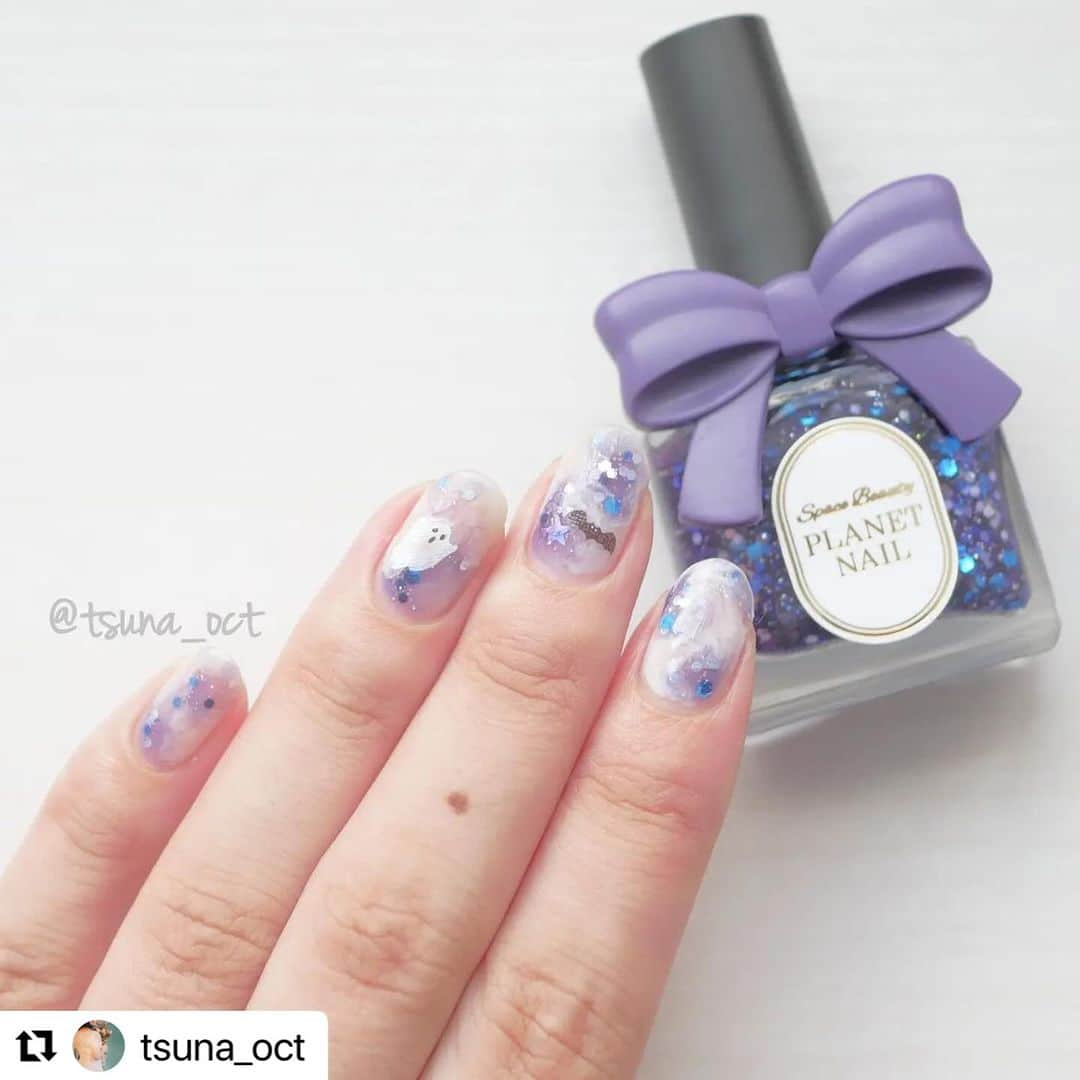 【PLANET NAIL（プラネット ネイル）】公式さんのインスタグラム写真 - (【PLANET NAIL（プラネット ネイル）】公式Instagram)「✰✰✰✰✰✰✰✰✰✰✰✰✰✰✰✰ PLANET Girl🪐 @tsuna_oct さま  PLB29 捻じ曲げられた宇宙 を使ったハロウィンネイルデザインをご紹介します🎃✨  ╍ ╍ ╍ ╍ ╍ ╍ ╍ ╍ ╍ ╍ ╍ ╍ ╍ ╍ ╍ ╍ ╍  💅🏻💅🏻⁡ ⁡.⁡ ⁡⁡ ⁡ #秋のあおいろネイルまつり2023 💙⁡ ⁡ついに本日から始まりました！⁡ ⁡今回のテーマは『トキメキ』😳✨⁡ ⁡ネイルをしていたら出会うトキメキを、めいっぱい詰め込んだブルーネイルを投稿していくので、皆様も一緒に楽しんでいただけたら嬉しいです🫶🏻⁡ ⁡.⁡ ⁡⁡ ⁡今回のデザインに詰め込んだトキメキは、もちろん #プラネットネイル 💫⁡ キラキラが可愛い〜〜〜！ってトキメキは勿論なんですが、このカラー、実は6年前にも購入していたカラー！初めてプラネットネイルを購入した時のワクワクも詰まったカラーなんです✨⁡ ⁡当時はリボンもリアルで、ボトルも絵子猫さんとのコラボ🐱⁡ ⁡6.7枚目の写真が当時のものですが、昔も今もボトル可愛い〜🥰🥰⁡ ⁡.⁡ ⁡⁡ ⁡そんな私のトキメキが詰まったカラーで、 #ハロウィンネイル をしてみました🎃🦇🕸⁡ ⁡ダイソーのシール第2弾！こちらはシンプルで合わせやすくて良きです🫶🏻⁡ ⁡ちょっぴり透け感あるのが可愛いし、コウモリに目がちゃんと付いてるの細かくてよき🥹⁡ ⁡.⁡ ⁡⁡ ⁡使用品は、⁡ ⁡・@planet.jp ⁡ ⁡ #planetnail PLB29  #捻じ曲げられた宇宙 ⁡.⁡ ⁡・@ohanamahaalo ⁡ ⁡ #オハナマハロ OH-017⁡ ⁡・@daiso_official ⁡ ⁡ネイルシール⁡ ⁡です🎃🎃⁡ ⁡.⁡ ⁡⁡ ⁡プラネットネイルでは、現在 #planetハロウィンコンテスト2023 を開催中✨⁡ ⁡景品がぶっ飛んでるレベルで豪華なので、奮ってご参加ください🧡💜⁡ ⁡オレンジやパープルが入ったカラーはもちろん、今回みたいなブルーなど、プラネットネイルは可愛いカラーが盛りだくさん💙⁡ ⁡この機会にチェックしてみてくださいね🫰🏻🌟⁡⁡ ⁡ #プラネットガール2023  #tsuna_planetnail ⁡ ⁡.⁡ ⁡⁡ ⁡ #tsuna_bluenail  #tsuna_naildesign  #ブルーネイル  #ハロウィンネイルシール  #ハロウィンネイル2023  #マーブルネイル  #マーブルネイルデザイン  #ニュアンスネイル  #時短ネイル  #簡単ネイル  #シンプルネイル  #初心者ネイル  #セルフネイル初心者  #セルフネイル  #ポリッシュネイル  #プチプラネイル  #Selfnail  #polishnails  #halloweennails  #bluenails」10月10日 10時19分 - planet.jp