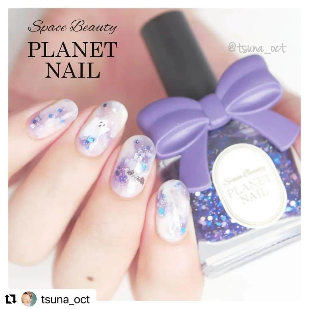 【PLANET NAIL（プラネット ネイル）】公式さんのインスタグラム写真 - (【PLANET NAIL（プラネット ネイル）】公式Instagram)「✰✰✰✰✰✰✰✰✰✰✰✰✰✰✰✰ PLANET Girl🪐 @tsuna_oct さま  PLB29 捻じ曲げられた宇宙 を使ったハロウィンネイルデザインをご紹介します🎃✨  ╍ ╍ ╍ ╍ ╍ ╍ ╍ ╍ ╍ ╍ ╍ ╍ ╍ ╍ ╍ ╍ ╍  💅🏻💅🏻⁡ ⁡.⁡ ⁡⁡ ⁡ #秋のあおいろネイルまつり2023 💙⁡ ⁡ついに本日から始まりました！⁡ ⁡今回のテーマは『トキメキ』😳✨⁡ ⁡ネイルをしていたら出会うトキメキを、めいっぱい詰め込んだブルーネイルを投稿していくので、皆様も一緒に楽しんでいただけたら嬉しいです🫶🏻⁡ ⁡.⁡ ⁡⁡ ⁡今回のデザインに詰め込んだトキメキは、もちろん #プラネットネイル 💫⁡ キラキラが可愛い〜〜〜！ってトキメキは勿論なんですが、このカラー、実は6年前にも購入していたカラー！初めてプラネットネイルを購入した時のワクワクも詰まったカラーなんです✨⁡ ⁡当時はリボンもリアルで、ボトルも絵子猫さんとのコラボ🐱⁡ ⁡6.7枚目の写真が当時のものですが、昔も今もボトル可愛い〜🥰🥰⁡ ⁡.⁡ ⁡⁡ ⁡そんな私のトキメキが詰まったカラーで、 #ハロウィンネイル をしてみました🎃🦇🕸⁡ ⁡ダイソーのシール第2弾！こちらはシンプルで合わせやすくて良きです🫶🏻⁡ ⁡ちょっぴり透け感あるのが可愛いし、コウモリに目がちゃんと付いてるの細かくてよき🥹⁡ ⁡.⁡ ⁡⁡ ⁡使用品は、⁡ ⁡・@planet.jp ⁡ ⁡ #planetnail PLB29  #捻じ曲げられた宇宙 ⁡.⁡ ⁡・@ohanamahaalo ⁡ ⁡ #オハナマハロ OH-017⁡ ⁡・@daiso_official ⁡ ⁡ネイルシール⁡ ⁡です🎃🎃⁡ ⁡.⁡ ⁡⁡ ⁡プラネットネイルでは、現在 #planetハロウィンコンテスト2023 を開催中✨⁡ ⁡景品がぶっ飛んでるレベルで豪華なので、奮ってご参加ください🧡💜⁡ ⁡オレンジやパープルが入ったカラーはもちろん、今回みたいなブルーなど、プラネットネイルは可愛いカラーが盛りだくさん💙⁡ ⁡この機会にチェックしてみてくださいね🫰🏻🌟⁡⁡ ⁡ #プラネットガール2023  #tsuna_planetnail ⁡ ⁡.⁡ ⁡⁡ ⁡ #tsuna_bluenail  #tsuna_naildesign  #ブルーネイル  #ハロウィンネイルシール  #ハロウィンネイル2023  #マーブルネイル  #マーブルネイルデザイン  #ニュアンスネイル  #時短ネイル  #簡単ネイル  #シンプルネイル  #初心者ネイル  #セルフネイル初心者  #セルフネイル  #ポリッシュネイル  #プチプラネイル  #Selfnail  #polishnails  #halloweennails  #bluenails」10月10日 10時19分 - planet.jp