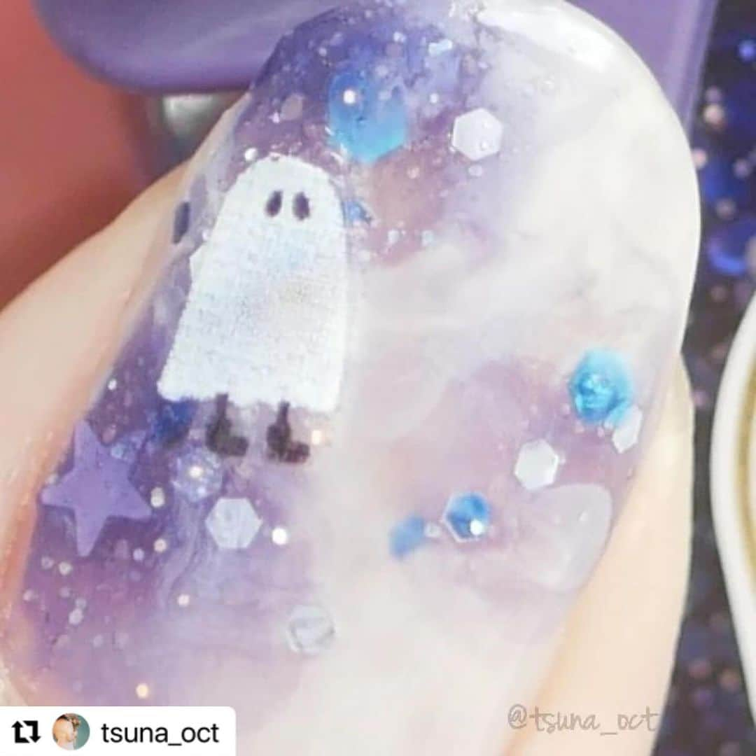 【PLANET NAIL（プラネット ネイル）】公式さんのインスタグラム写真 - (【PLANET NAIL（プラネット ネイル）】公式Instagram)「✰✰✰✰✰✰✰✰✰✰✰✰✰✰✰✰ PLANET Girl🪐 @tsuna_oct さま  PLB29 捻じ曲げられた宇宙 を使ったハロウィンネイルデザインをご紹介します🎃✨  ╍ ╍ ╍ ╍ ╍ ╍ ╍ ╍ ╍ ╍ ╍ ╍ ╍ ╍ ╍ ╍ ╍  💅🏻💅🏻⁡ ⁡.⁡ ⁡⁡ ⁡ #秋のあおいろネイルまつり2023 💙⁡ ⁡ついに本日から始まりました！⁡ ⁡今回のテーマは『トキメキ』😳✨⁡ ⁡ネイルをしていたら出会うトキメキを、めいっぱい詰め込んだブルーネイルを投稿していくので、皆様も一緒に楽しんでいただけたら嬉しいです🫶🏻⁡ ⁡.⁡ ⁡⁡ ⁡今回のデザインに詰め込んだトキメキは、もちろん #プラネットネイル 💫⁡ キラキラが可愛い〜〜〜！ってトキメキは勿論なんですが、このカラー、実は6年前にも購入していたカラー！初めてプラネットネイルを購入した時のワクワクも詰まったカラーなんです✨⁡ ⁡当時はリボンもリアルで、ボトルも絵子猫さんとのコラボ🐱⁡ ⁡6.7枚目の写真が当時のものですが、昔も今もボトル可愛い〜🥰🥰⁡ ⁡.⁡ ⁡⁡ ⁡そんな私のトキメキが詰まったカラーで、 #ハロウィンネイル をしてみました🎃🦇🕸⁡ ⁡ダイソーのシール第2弾！こちらはシンプルで合わせやすくて良きです🫶🏻⁡ ⁡ちょっぴり透け感あるのが可愛いし、コウモリに目がちゃんと付いてるの細かくてよき🥹⁡ ⁡.⁡ ⁡⁡ ⁡使用品は、⁡ ⁡・@planet.jp ⁡ ⁡ #planetnail PLB29  #捻じ曲げられた宇宙 ⁡.⁡ ⁡・@ohanamahaalo ⁡ ⁡ #オハナマハロ OH-017⁡ ⁡・@daiso_official ⁡ ⁡ネイルシール⁡ ⁡です🎃🎃⁡ ⁡.⁡ ⁡⁡ ⁡プラネットネイルでは、現在 #planetハロウィンコンテスト2023 を開催中✨⁡ ⁡景品がぶっ飛んでるレベルで豪華なので、奮ってご参加ください🧡💜⁡ ⁡オレンジやパープルが入ったカラーはもちろん、今回みたいなブルーなど、プラネットネイルは可愛いカラーが盛りだくさん💙⁡ ⁡この機会にチェックしてみてくださいね🫰🏻🌟⁡⁡ ⁡ #プラネットガール2023  #tsuna_planetnail ⁡ ⁡.⁡ ⁡⁡ ⁡ #tsuna_bluenail  #tsuna_naildesign  #ブルーネイル  #ハロウィンネイルシール  #ハロウィンネイル2023  #マーブルネイル  #マーブルネイルデザイン  #ニュアンスネイル  #時短ネイル  #簡単ネイル  #シンプルネイル  #初心者ネイル  #セルフネイル初心者  #セルフネイル  #ポリッシュネイル  #プチプラネイル  #Selfnail  #polishnails  #halloweennails  #bluenails」10月10日 10時19分 - planet.jp