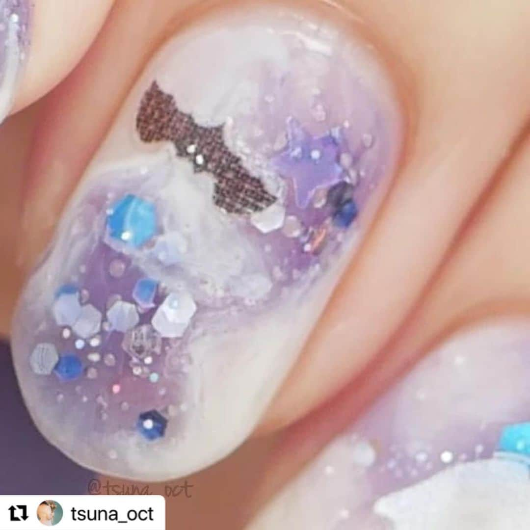 【PLANET NAIL（プラネット ネイル）】公式さんのインスタグラム写真 - (【PLANET NAIL（プラネット ネイル）】公式Instagram)「✰✰✰✰✰✰✰✰✰✰✰✰✰✰✰✰ PLANET Girl🪐 @tsuna_oct さま  PLB29 捻じ曲げられた宇宙 を使ったハロウィンネイルデザインをご紹介します🎃✨  ╍ ╍ ╍ ╍ ╍ ╍ ╍ ╍ ╍ ╍ ╍ ╍ ╍ ╍ ╍ ╍ ╍  💅🏻💅🏻⁡ ⁡.⁡ ⁡⁡ ⁡ #秋のあおいろネイルまつり2023 💙⁡ ⁡ついに本日から始まりました！⁡ ⁡今回のテーマは『トキメキ』😳✨⁡ ⁡ネイルをしていたら出会うトキメキを、めいっぱい詰め込んだブルーネイルを投稿していくので、皆様も一緒に楽しんでいただけたら嬉しいです🫶🏻⁡ ⁡.⁡ ⁡⁡ ⁡今回のデザインに詰め込んだトキメキは、もちろん #プラネットネイル 💫⁡ キラキラが可愛い〜〜〜！ってトキメキは勿論なんですが、このカラー、実は6年前にも購入していたカラー！初めてプラネットネイルを購入した時のワクワクも詰まったカラーなんです✨⁡ ⁡当時はリボンもリアルで、ボトルも絵子猫さんとのコラボ🐱⁡ ⁡6.7枚目の写真が当時のものですが、昔も今もボトル可愛い〜🥰🥰⁡ ⁡.⁡ ⁡⁡ ⁡そんな私のトキメキが詰まったカラーで、 #ハロウィンネイル をしてみました🎃🦇🕸⁡ ⁡ダイソーのシール第2弾！こちらはシンプルで合わせやすくて良きです🫶🏻⁡ ⁡ちょっぴり透け感あるのが可愛いし、コウモリに目がちゃんと付いてるの細かくてよき🥹⁡ ⁡.⁡ ⁡⁡ ⁡使用品は、⁡ ⁡・@planet.jp ⁡ ⁡ #planetnail PLB29  #捻じ曲げられた宇宙 ⁡.⁡ ⁡・@ohanamahaalo ⁡ ⁡ #オハナマハロ OH-017⁡ ⁡・@daiso_official ⁡ ⁡ネイルシール⁡ ⁡です🎃🎃⁡ ⁡.⁡ ⁡⁡ ⁡プラネットネイルでは、現在 #planetハロウィンコンテスト2023 を開催中✨⁡ ⁡景品がぶっ飛んでるレベルで豪華なので、奮ってご参加ください🧡💜⁡ ⁡オレンジやパープルが入ったカラーはもちろん、今回みたいなブルーなど、プラネットネイルは可愛いカラーが盛りだくさん💙⁡ ⁡この機会にチェックしてみてくださいね🫰🏻🌟⁡⁡ ⁡ #プラネットガール2023  #tsuna_planetnail ⁡ ⁡.⁡ ⁡⁡ ⁡ #tsuna_bluenail  #tsuna_naildesign  #ブルーネイル  #ハロウィンネイルシール  #ハロウィンネイル2023  #マーブルネイル  #マーブルネイルデザイン  #ニュアンスネイル  #時短ネイル  #簡単ネイル  #シンプルネイル  #初心者ネイル  #セルフネイル初心者  #セルフネイル  #ポリッシュネイル  #プチプラネイル  #Selfnail  #polishnails  #halloweennails  #bluenails」10月10日 10時19分 - planet.jp