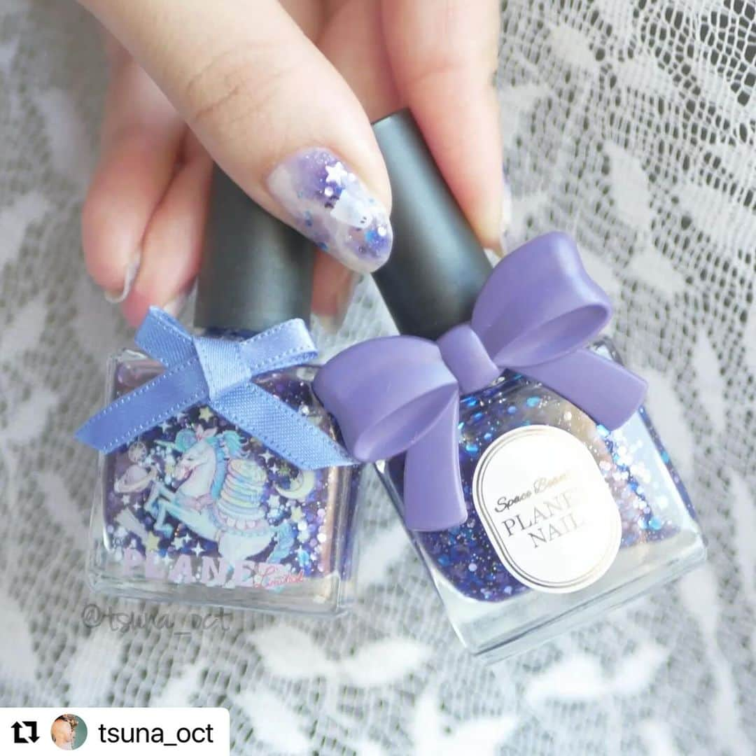 【PLANET NAIL（プラネット ネイル）】公式さんのインスタグラム写真 - (【PLANET NAIL（プラネット ネイル）】公式Instagram)「✰✰✰✰✰✰✰✰✰✰✰✰✰✰✰✰ PLANET Girl🪐 @tsuna_oct さま  PLB29 捻じ曲げられた宇宙 を使ったハロウィンネイルデザインをご紹介します🎃✨  ╍ ╍ ╍ ╍ ╍ ╍ ╍ ╍ ╍ ╍ ╍ ╍ ╍ ╍ ╍ ╍ ╍  💅🏻💅🏻⁡ ⁡.⁡ ⁡⁡ ⁡ #秋のあおいろネイルまつり2023 💙⁡ ⁡ついに本日から始まりました！⁡ ⁡今回のテーマは『トキメキ』😳✨⁡ ⁡ネイルをしていたら出会うトキメキを、めいっぱい詰め込んだブルーネイルを投稿していくので、皆様も一緒に楽しんでいただけたら嬉しいです🫶🏻⁡ ⁡.⁡ ⁡⁡ ⁡今回のデザインに詰め込んだトキメキは、もちろん #プラネットネイル 💫⁡ キラキラが可愛い〜〜〜！ってトキメキは勿論なんですが、このカラー、実は6年前にも購入していたカラー！初めてプラネットネイルを購入した時のワクワクも詰まったカラーなんです✨⁡ ⁡当時はリボンもリアルで、ボトルも絵子猫さんとのコラボ🐱⁡ ⁡6.7枚目の写真が当時のものですが、昔も今もボトル可愛い〜🥰🥰⁡ ⁡.⁡ ⁡⁡ ⁡そんな私のトキメキが詰まったカラーで、 #ハロウィンネイル をしてみました🎃🦇🕸⁡ ⁡ダイソーのシール第2弾！こちらはシンプルで合わせやすくて良きです🫶🏻⁡ ⁡ちょっぴり透け感あるのが可愛いし、コウモリに目がちゃんと付いてるの細かくてよき🥹⁡ ⁡.⁡ ⁡⁡ ⁡使用品は、⁡ ⁡・@planet.jp ⁡ ⁡ #planetnail PLB29  #捻じ曲げられた宇宙 ⁡.⁡ ⁡・@ohanamahaalo ⁡ ⁡ #オハナマハロ OH-017⁡ ⁡・@daiso_official ⁡ ⁡ネイルシール⁡ ⁡です🎃🎃⁡ ⁡.⁡ ⁡⁡ ⁡プラネットネイルでは、現在 #planetハロウィンコンテスト2023 を開催中✨⁡ ⁡景品がぶっ飛んでるレベルで豪華なので、奮ってご参加ください🧡💜⁡ ⁡オレンジやパープルが入ったカラーはもちろん、今回みたいなブルーなど、プラネットネイルは可愛いカラーが盛りだくさん💙⁡ ⁡この機会にチェックしてみてくださいね🫰🏻🌟⁡⁡ ⁡ #プラネットガール2023  #tsuna_planetnail ⁡ ⁡.⁡ ⁡⁡ ⁡ #tsuna_bluenail  #tsuna_naildesign  #ブルーネイル  #ハロウィンネイルシール  #ハロウィンネイル2023  #マーブルネイル  #マーブルネイルデザイン  #ニュアンスネイル  #時短ネイル  #簡単ネイル  #シンプルネイル  #初心者ネイル  #セルフネイル初心者  #セルフネイル  #ポリッシュネイル  #プチプラネイル  #Selfnail  #polishnails  #halloweennails  #bluenails」10月10日 10時19分 - planet.jp