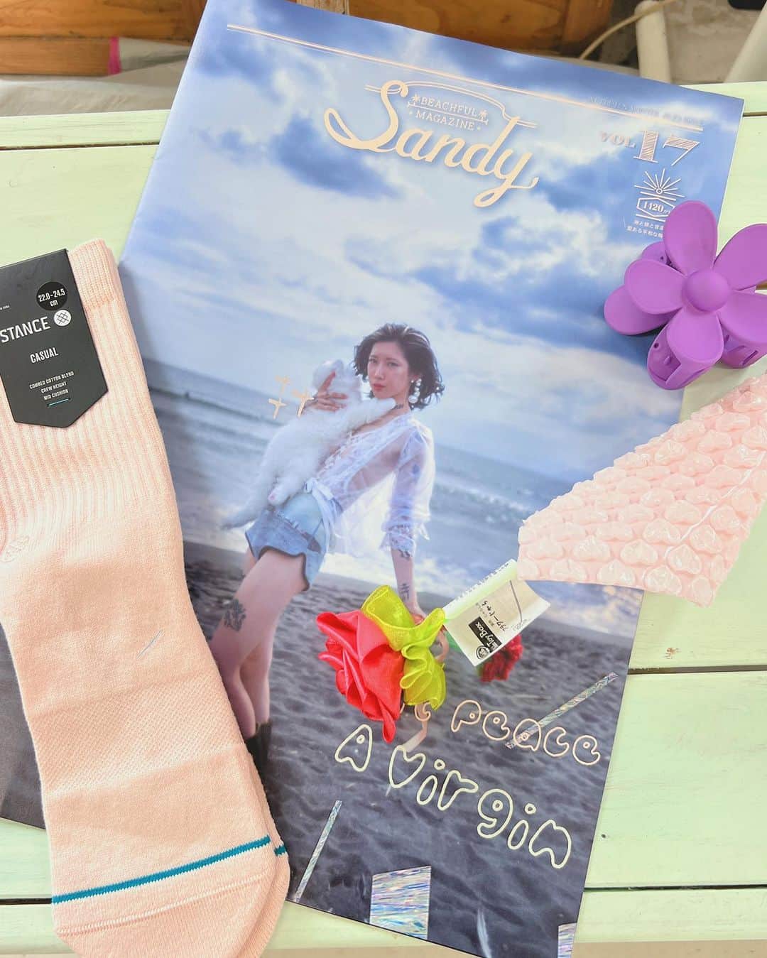 のインスタグラム：「SandyMagazine ♡ @sandymagazine 新刊vol.17  新刊が到着しました📕 毎年、楽しみにしている Sanday Magazine🤍 中も可愛いくて、お店にも毎号飾ってます♡♡♡ 付録は、 サーファーやスケーター愛用の @stance_japan ハイテクソックス🧦  お好みのフレグランスに浸すと ディフューザーステックにもなる @cattymancam フラワー猫じゃらし🐈🌹  #pinkmafia #pinkmafiasmd #izu #shimoda #sandymagazine」
