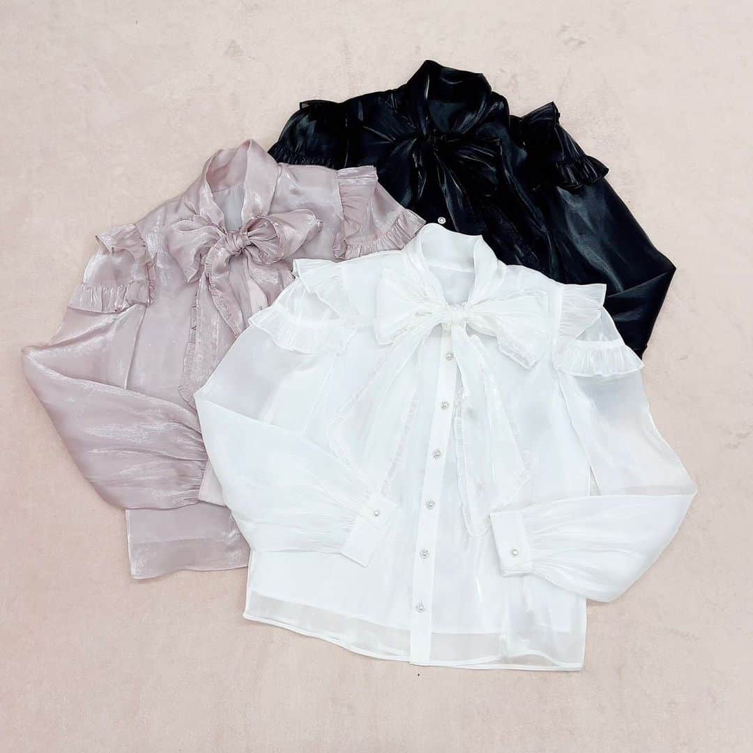 Ank Rougeさんのインスタグラム写真 - (Ank RougeInstagram)「【 🎀 New arrival 🎀 】  ♡ フリルリボンタイブラウス ♡ サス付き りぼんペプラムスカート  Ank Rouge店舗今週入荷🍒」10月10日 10時29分 - ankrouge_official