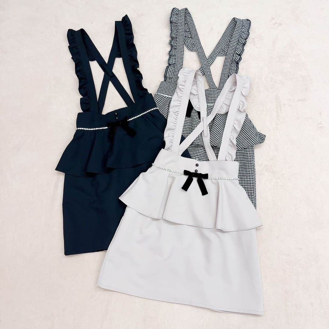 Ank Rougeさんのインスタグラム写真 - (Ank RougeInstagram)「【 🎀 New arrival 🎀 】  ♡ フリルリボンタイブラウス ♡ サス付き りぼんペプラムスカート  Ank Rouge店舗今週入荷🍒」10月10日 10時29分 - ankrouge_official