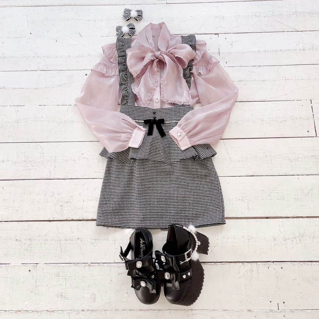 Ank Rougeさんのインスタグラム写真 - (Ank RougeInstagram)「【 🎀 New arrival 🎀 】  ♡ フリルリボンタイブラウス ♡ サス付き りぼんペプラムスカート  Ank Rouge店舗今週入荷🍒」10月10日 10時29分 - ankrouge_official