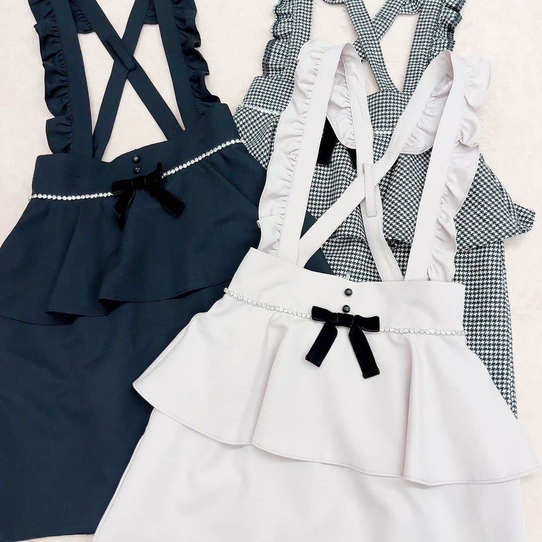 Ank Rougeさんのインスタグラム写真 - (Ank RougeInstagram)「【 🎀 New arrival 🎀 】  ♡ フリルリボンタイブラウス ♡ サス付き りぼんペプラムスカート  Ank Rouge店舗今週入荷🍒」10月10日 10時29分 - ankrouge_official