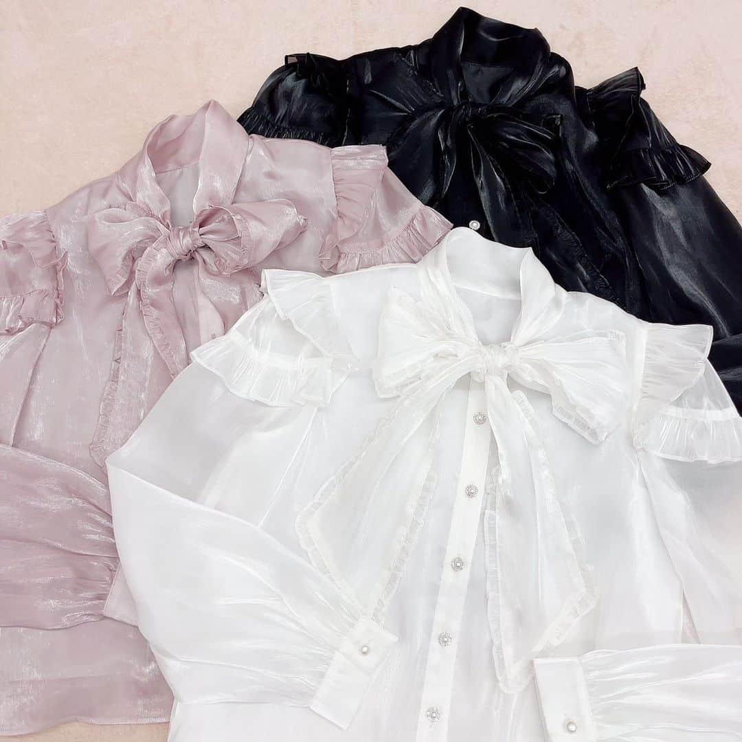 Ank Rougeさんのインスタグラム写真 - (Ank RougeInstagram)「【 🎀 New arrival 🎀 】  ♡ フリルリボンタイブラウス ♡ サス付き りぼんペプラムスカート  Ank Rouge店舗今週入荷🍒」10月10日 10時29分 - ankrouge_official