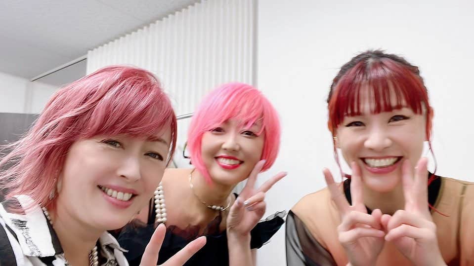 石田燿子のインスタグラム：「ハイウェイスターパーティー、久しぶりのみなさんと1日中一緒で楽しかったー！  実はずっとリアルには会っていなかったり、お話しするのが久しぶりだったり、  当たり前だけどみーーーんなお歌が上手い！笑 そして優しい！ いい事務所だ…🤣🤣  来年開催も発表されましたね✨  あ、自分の30周年のライブも発表された！！！ 12/2浅草ね。 詳細はわたしのHPで！🙏🙏  また写真載せます♪  1枚目　 チーム赤系　橋本みゆきちゃんとnano.RIPEのきみコちゃん めっちゃ楽しそう笑  2枚目 みゆき、米倉千尋ちゃん、ChouChoちゃん  3枚目 奥井雅美さん、織田かおりちゃん、みゆき  4枚目 顔ちっちゃいなー玉置成実ちゃん  #HS_PARTY」
