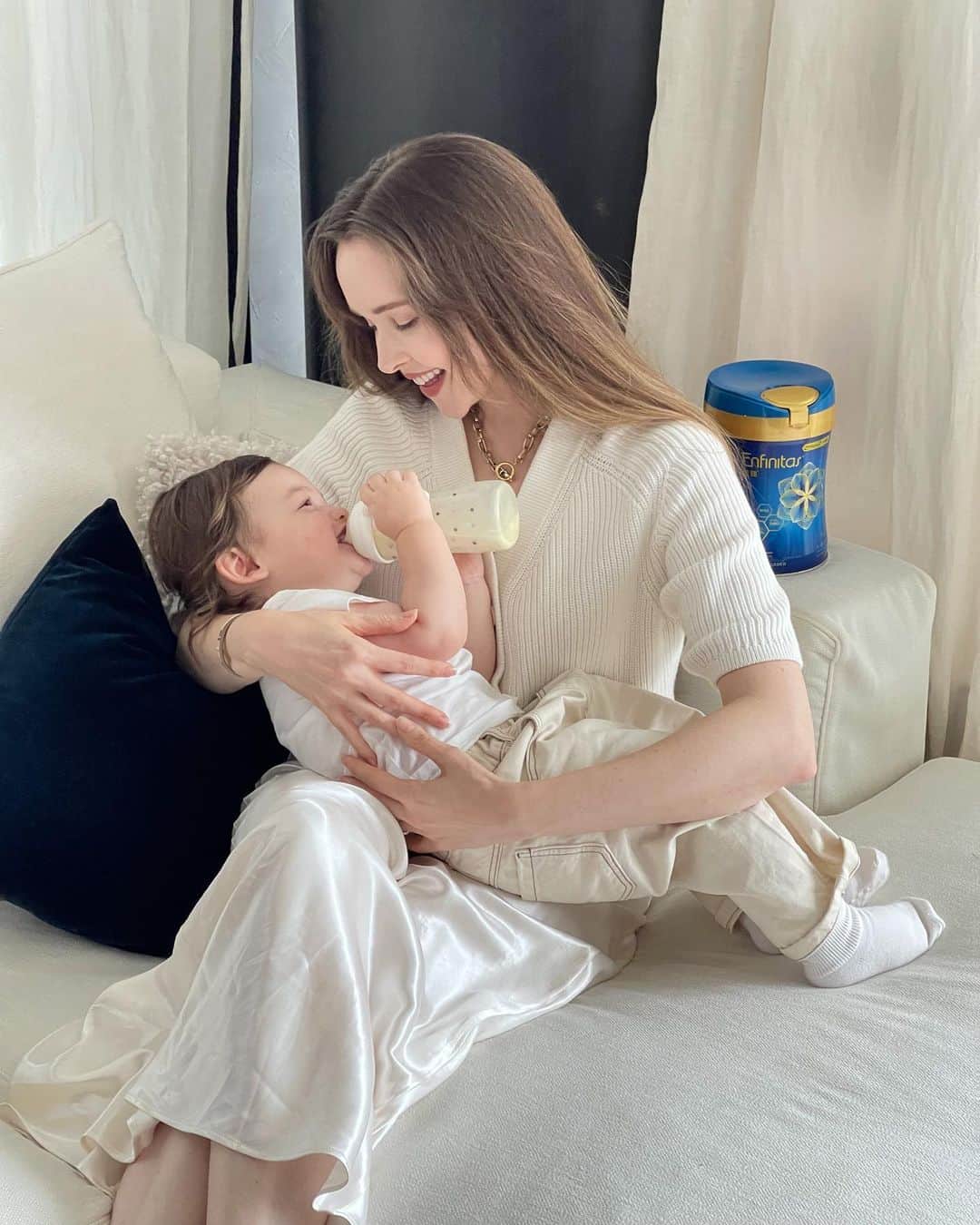 テイラーRさんのインスタグラム写真 - (テイラーRInstagram)「As Levi continues to grow, I continue to offer him different foods and milk to ensure his nutritional requirements are adequately met.   Enfinitas remains my partner with feedings as I know that no matter how our meals are going, Levi’s nutrition, brain, and gut health will get a boost from their comprehensive formula.  Oh and his immunity! Especially during this season!! I was very excited to see their newly upgraded LF Complex+ that contains lactoferrin, HMO, and MFGM to help regulate and strengthen children’s immune systems.  *the only formula in HK that contains this!  Levi loves his “lai lai” and I love seeing him develop and thrive 🥛💕  @enfinitas.hk #Enfinitas #NourishWithLove #Lactoferrin」10月10日 10時36分 - taytay_xx