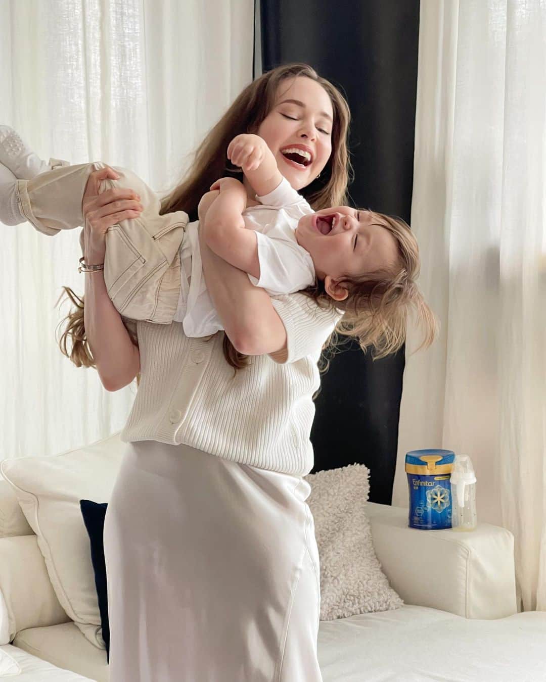 テイラーRさんのインスタグラム写真 - (テイラーRInstagram)「As Levi continues to grow, I continue to offer him different foods and milk to ensure his nutritional requirements are adequately met.   Enfinitas remains my partner with feedings as I know that no matter how our meals are going, Levi’s nutrition, brain, and gut health will get a boost from their comprehensive formula.  Oh and his immunity! Especially during this season!! I was very excited to see their newly upgraded LF Complex+ that contains lactoferrin, HMO, and MFGM to help regulate and strengthen children’s immune systems.  *the only formula in HK that contains this!  Levi loves his “lai lai” and I love seeing him develop and thrive 🥛💕  @enfinitas.hk #Enfinitas #NourishWithLove #Lactoferrin」10月10日 10時36分 - taytay_xx