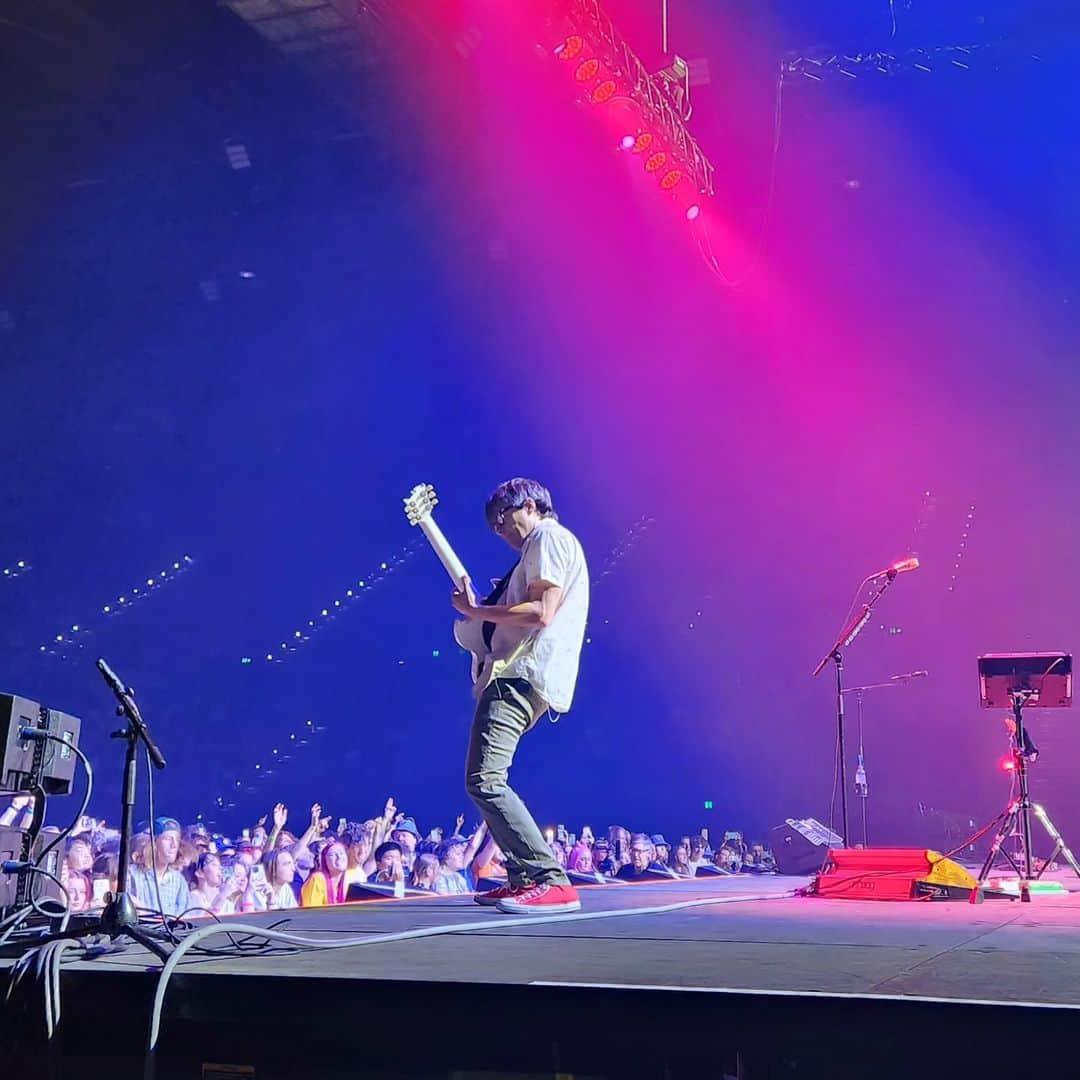 リヴァース・クオモのインスタグラム：「10-8-23 Brisbane, QLD, AUS. A fantastic way to end our mini tour in Australia. You all are legends. Thank you to everyone who took such good care of us over the last week. We can't wait to come back again soon.」