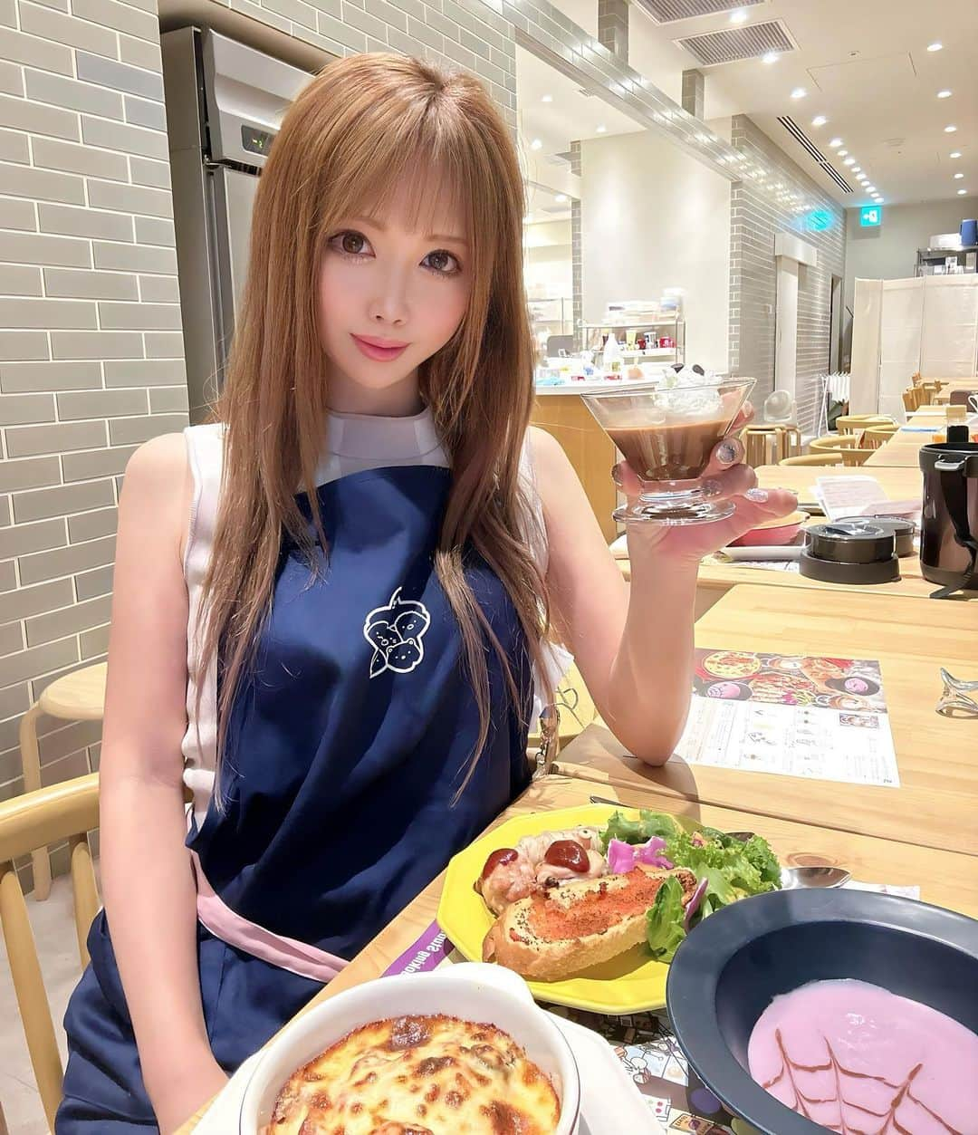 北山美奈のインスタグラム：「りおと一緒に受講してきた👩‍🍳 通って１０年位˚✧₊⁎❝᷀ົཽ≀ˍ̮ ❝᷀ົཽ⁎⁺˳✧༚ 個人的に👻や🕸️作るのが毎年楽しくて🎃🧡今年はゾンビも🧟‍♀️🩶 🫕グラタンではなく🍅スパドリア🍝  ※料理中は髪束ねてます🪮  #バルセロナグループ #ラウンジ凛 #札幌 #すすきの #ススキノ #キャバクラ #キャバ嬢 #キャバクラ嬢 #ニュークラブ #ニュークラ #ニュークラ嬢 #キャバ #ラウンジ #ラウンジ嬢 #ホステス #すすきのキャバクラ #すすきのキャバ嬢 #すすきのグルメ#美脚#美乳# #札幌旅行 #美人 #美女 #可愛い #可愛い女の子 #銀座 #料理教室 #料理女子 #エプロン女子」