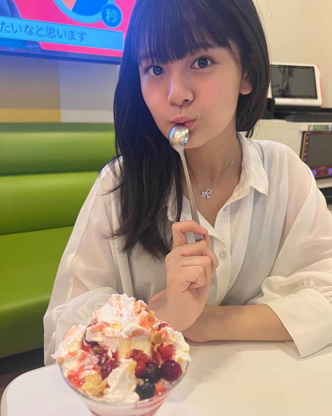 伊與田綾音のインスタグラム：「カラオケ行くとついついたくさん食べちゃう🥹🥄 歌うとカロリー消費するし沢山食べてもゼロカロリーだよね？笑」