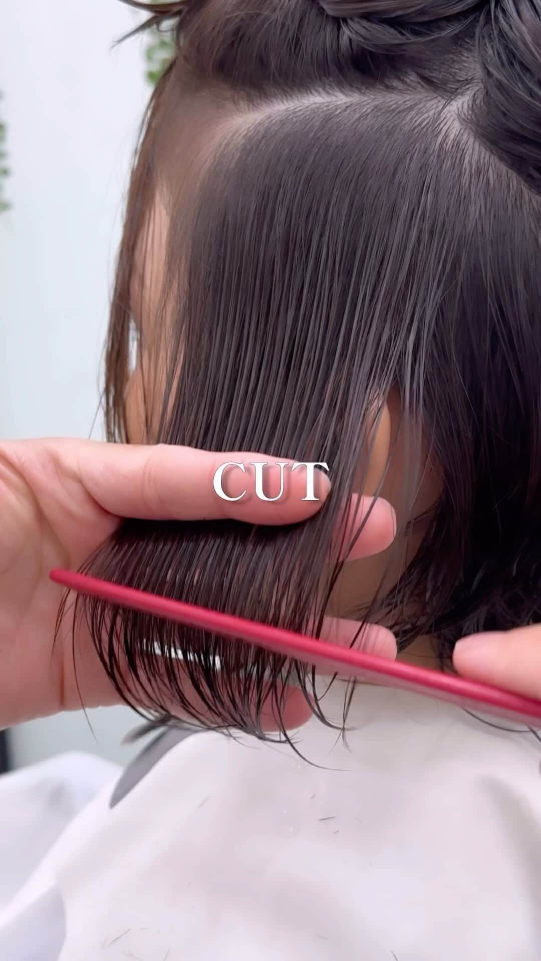 Seiichiro Kawakamiのインスタグラム：「CUT🥹 . ➖➖➖➖➖➖➖➖➖➖➖➖➖➖ . 《《　ご予約　》》 【平日】10時～20時 〜【Price】〜 カット_6800円 カラー_8800円 カット＋カラー_12000円 カット＋ダブルカラー_21000円 カット＋3Dハイライト_21000円 カット＋パーマ_13000円 カット＋縮毛矯正_21000円 髪質改善トリートメント_8800円 . ➖➖➖➖➖➖➖➖➖➖➖➖➖➖ . #cut #bob #カット動画 #切 #銀座美容室」