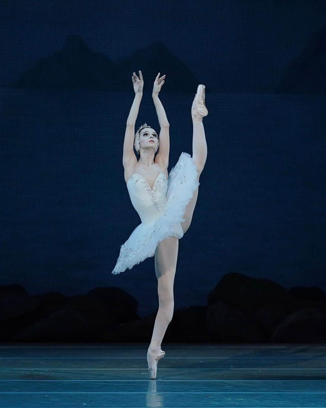 マリア・コーレワのインスタグラム：「She wants to fly away but she can’t… 💔😭🦢  Odette in “Swan Lake” - tomorrow in Beijing with the Mariinsky ballet on tour at the NCPA theatre ✨ Photos by @anfffoto   Она очень хочет улететь на свободу, но не может… 💔😭🦢 Одетта в «Лебедином Озере» уже завтра в Пекине в театре NCPA с труппой Мариинского ✨」